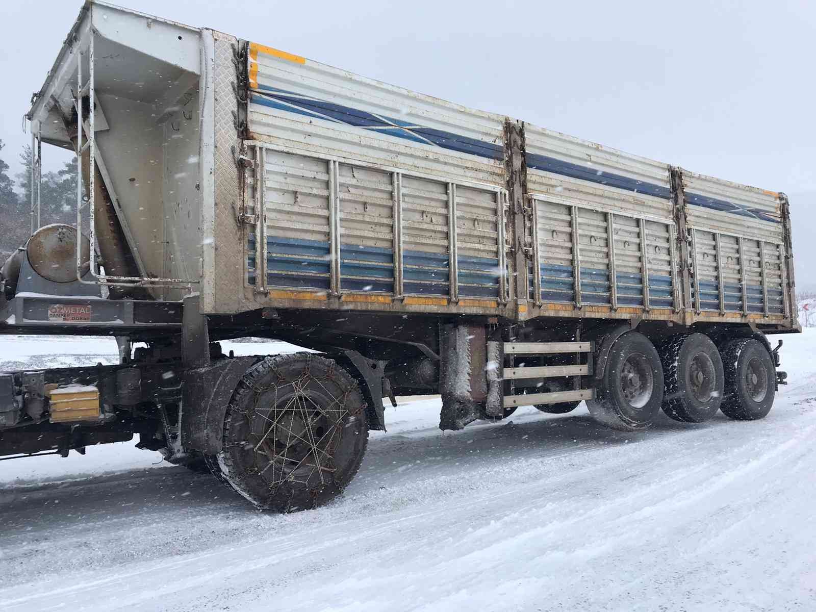 Sındırgı-Akhisar yolunda zincir zorunluluğu Balıkesir’de yoğun kar yağışının etkili olduğu ilçelerin başında gelen Sındırgı’da karayollarındaki ulaşımda sıkıntı yaşanmaması için gerekli ...