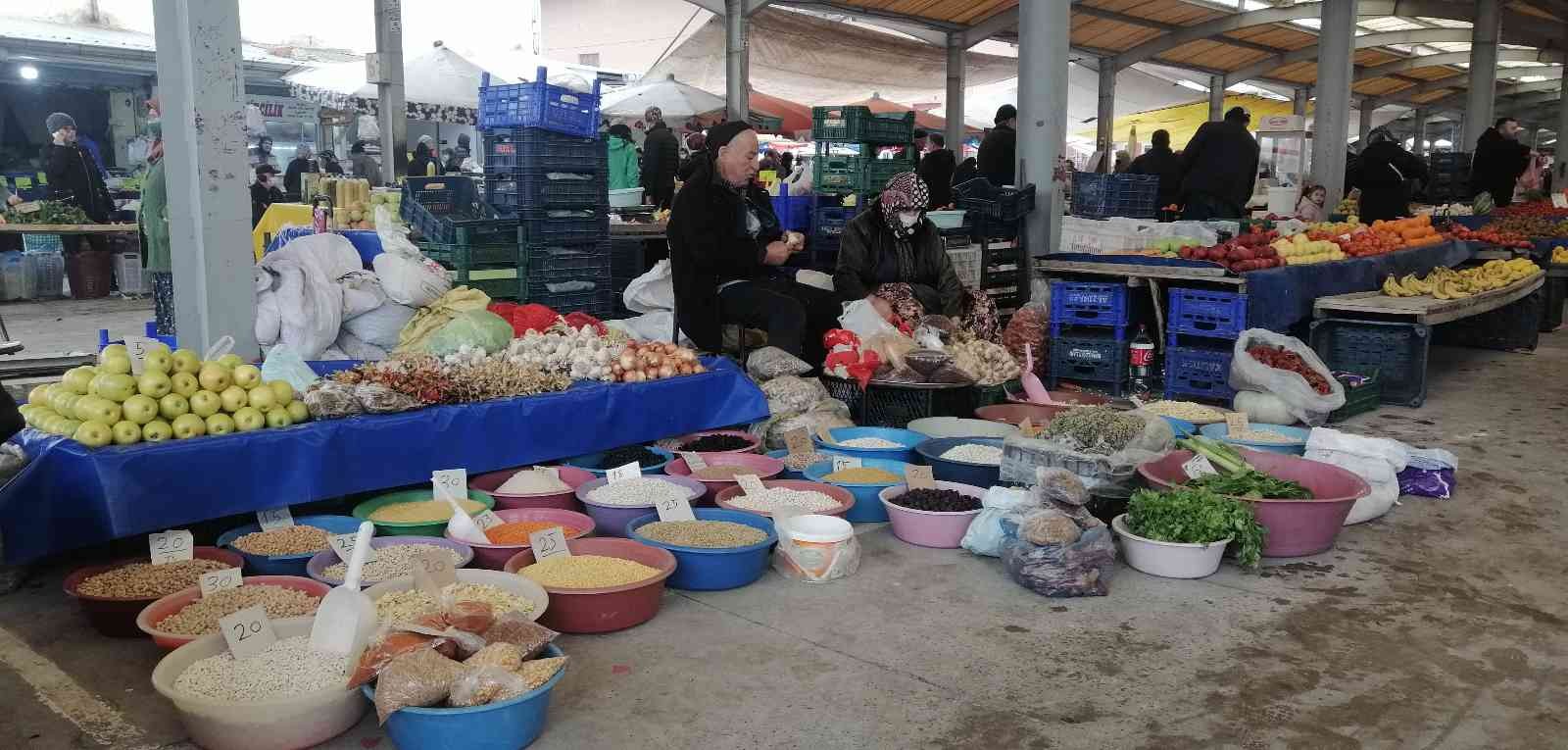 Balıkesir’in Sındırgı ilçesinde cumartesi günleri kurulan doğal pazar üreticisinden tüketiciye ürünlerin buluşmasına imkan sağlıyor. Bölgenin en ...