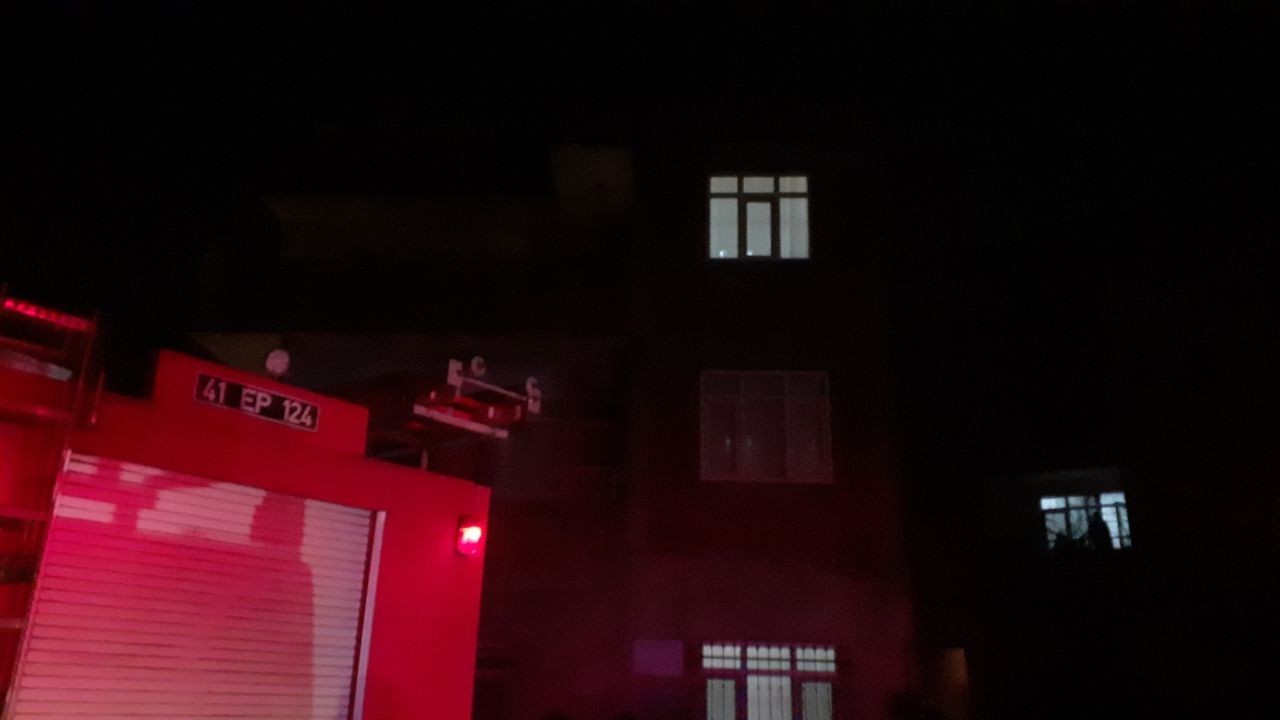 Soba külü yangın çıkardı Kocaeli’nin Darıca ilçesinde dökülen soba külü, yangın çıkardı. Yangını söndürmeye çalışan bir vatandaş dumandan etkilenerek hastaneye kaldırıldı ...