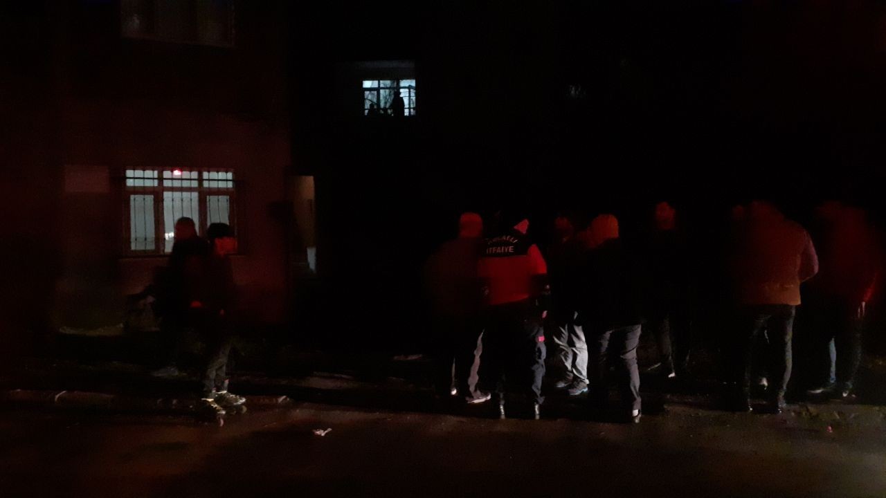 Soba külü yangın çıkardı Kocaeli’nin Darıca ilçesinde dökülen soba külü, yangın çıkardı. Yangını söndürmeye çalışan bir vatandaş dumandan etkilenerek hastaneye kaldırıldı ...