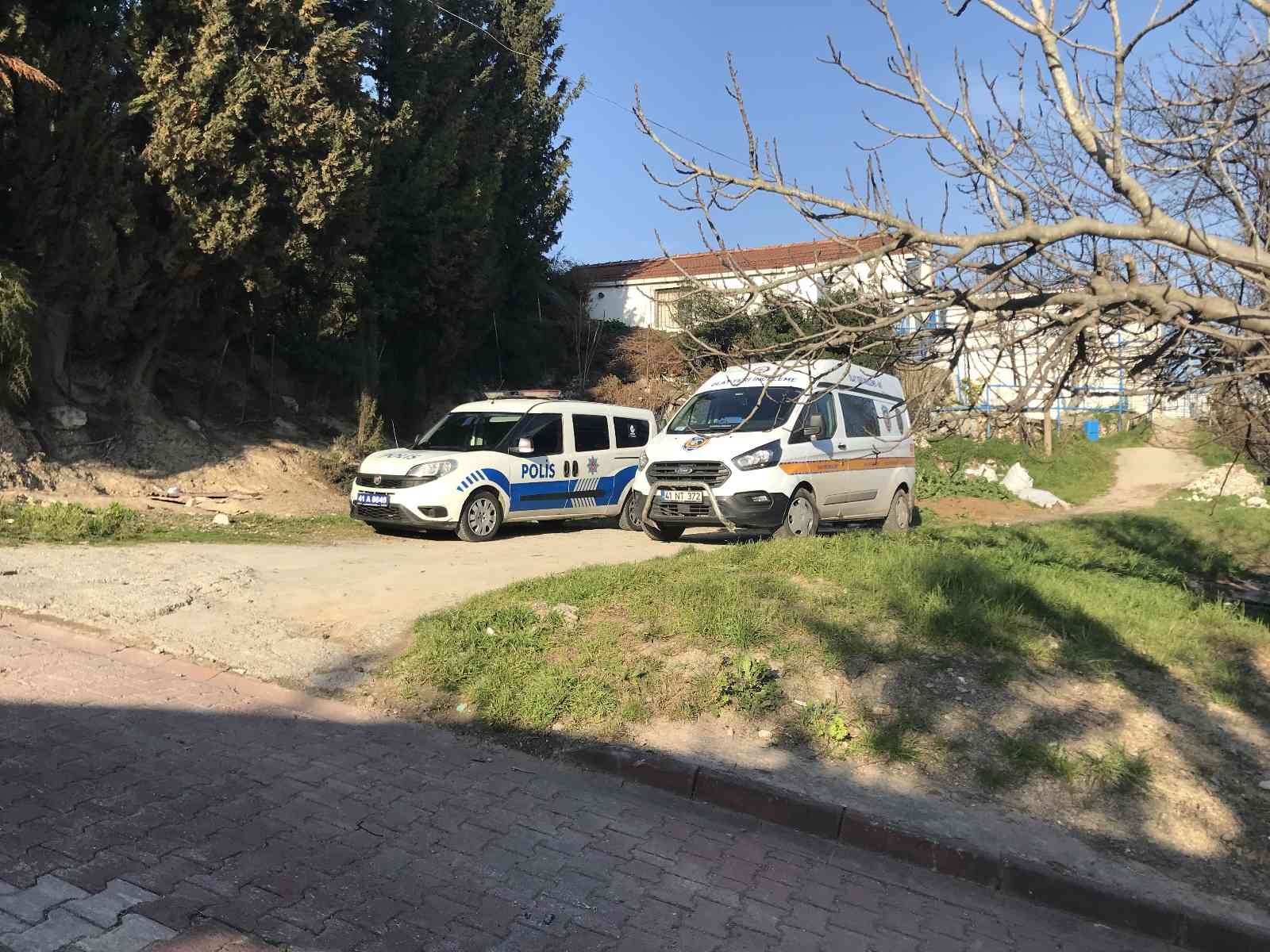 Sokak ortasında dehşet yaşatan şüpheli tutuklandı Kocaeli’de sokak ortasında Adem Ö’yü tabancayla kasten yaraladığı iddiasıyla gözaltına alınan şüpheli tutuklandı. Olay, 27 Mart Pazar günü İzmit ...