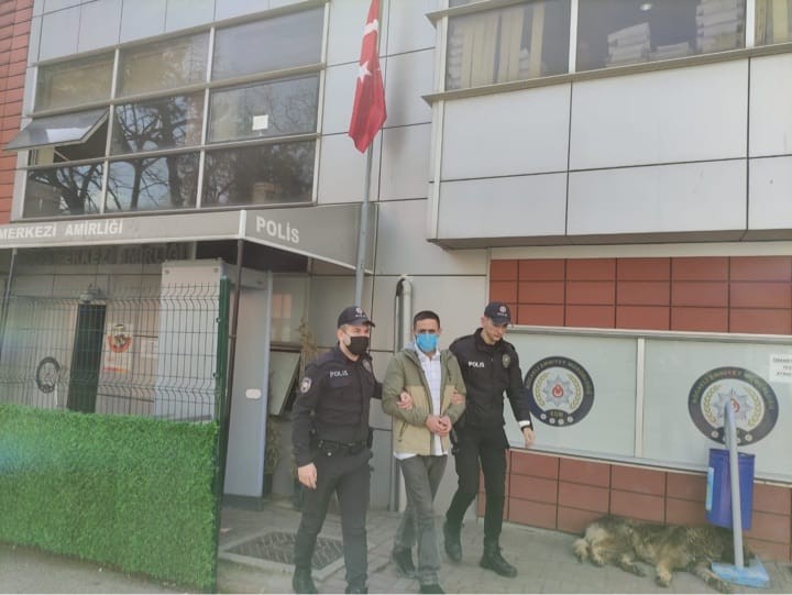 Sokak ortasında dehşet yaşatan şüpheli tutuklandı Kocaeli’de sokak ortasında Adem Ö’yü tabancayla kasten yaraladığı iddiasıyla gözaltına alınan şüpheli tutuklandı. Olay, 27 Mart Pazar günü İzmit ...