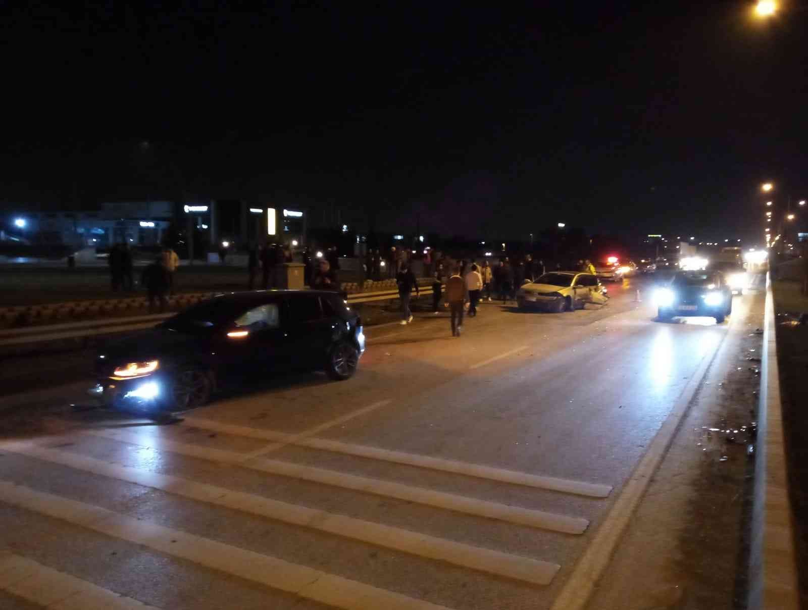 Sollarken 2 araca çarptı: 2 yaralı Bursa’nın İnegöl ilçesinde meydana gelen kazada kontrolden çıkan otomobil, seyir halindeki 2 otomobile çarptı; 2 kişi yaralandı. Kaza Bursa ...