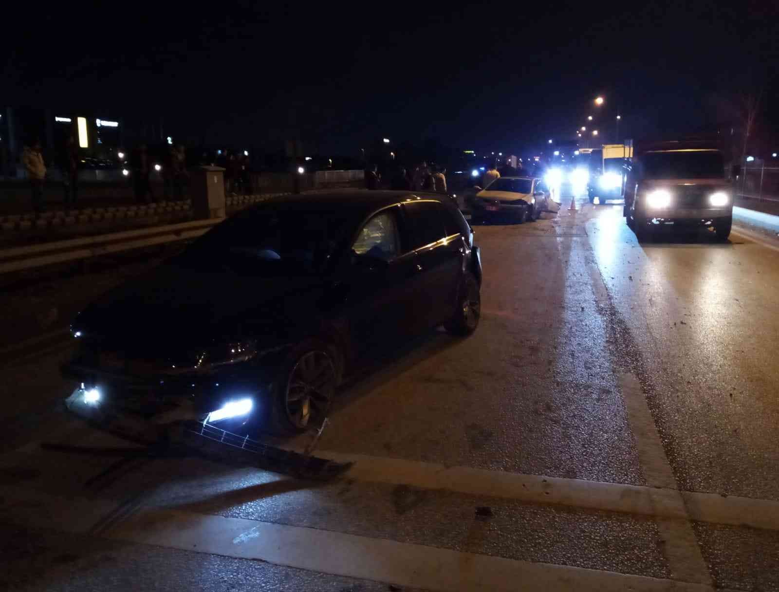 Sollarken 2 araca çarptı: 2 yaralı Bursa’nın İnegöl ilçesinde meydana gelen kazada kontrolden çıkan otomobil, seyir halindeki 2 otomobile çarptı; 2 kişi yaralandı. Kaza Bursa ...