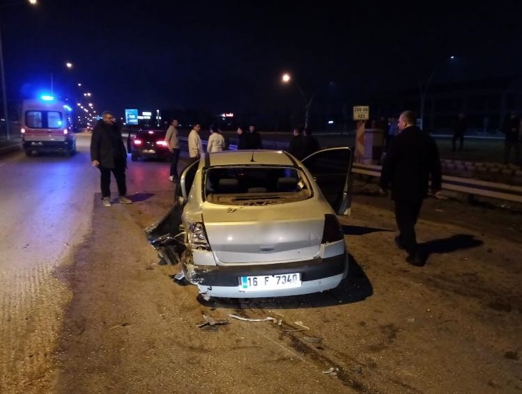 Sollarken 2 araca çarptı: 2 yaralı Bursa’nın İnegöl ilçesinde meydana gelen kazada kontrolden çıkan otomobil, seyir halindeki 2 otomobile çarptı; 2 kişi yaralandı. Kaza Bursa ...