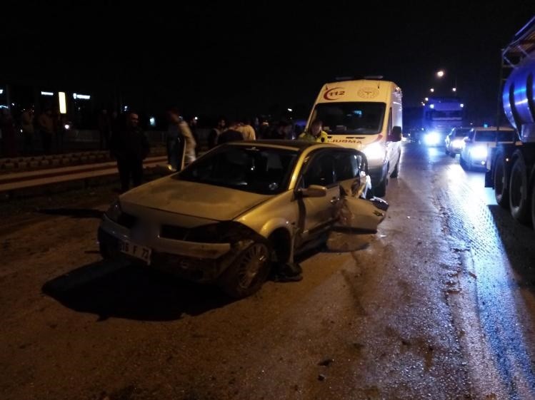 Sollarken 2 araca çarptı: 2 yaralı Bursa’nın İnegöl ilçesinde meydana gelen kazada kontrolden çıkan otomobil, seyir halindeki 2 otomobile çarptı; 2 kişi yaralandı. Kaza Bursa ...