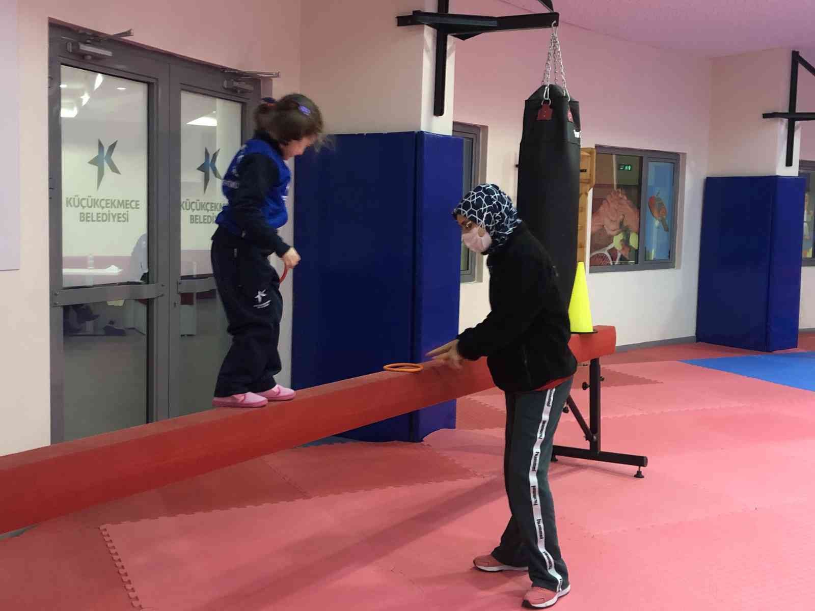 "Spor Hareketi" projesiyle özel çocuklar gelişimini ilerletiyor Küçükçekmece Belediyesi tarafından özel çocuklar için başlatılan "Spor Hareketi" projesi kapsamında, 5-14 yaş arası down sendromlu, otizmli ...