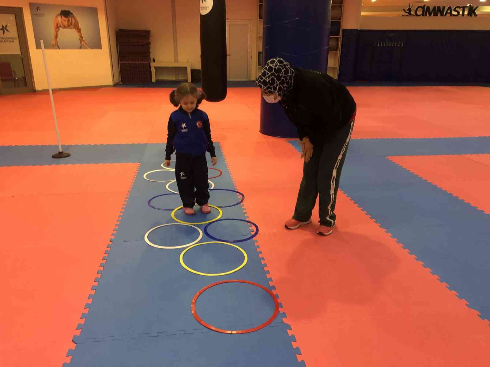 "Spor Hareketi" projesiyle özel çocuklar gelişimini ilerletiyor Küçükçekmece Belediyesi tarafından özel çocuklar için başlatılan "Spor Hareketi" projesi kapsamında, 5-14 yaş arası down sendromlu, otizmli ...