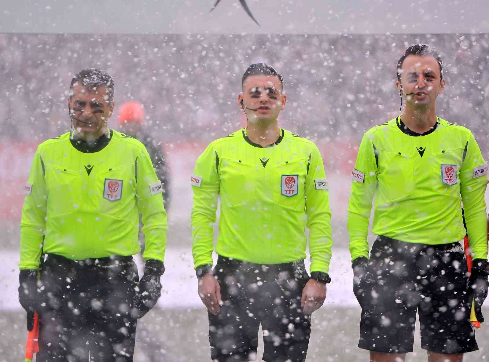 Spor Toto 1. Lig: Ümraniyespor: 0 - Altınordu: 1 Spor Toto 1. Lig’in 29. haftasında Ümraniyespor, sahasında karşılaştığı Altınordu’ya 1-0 mağlup oldu. Maçtan dakikalar 18. dakikada sol kanattan ...