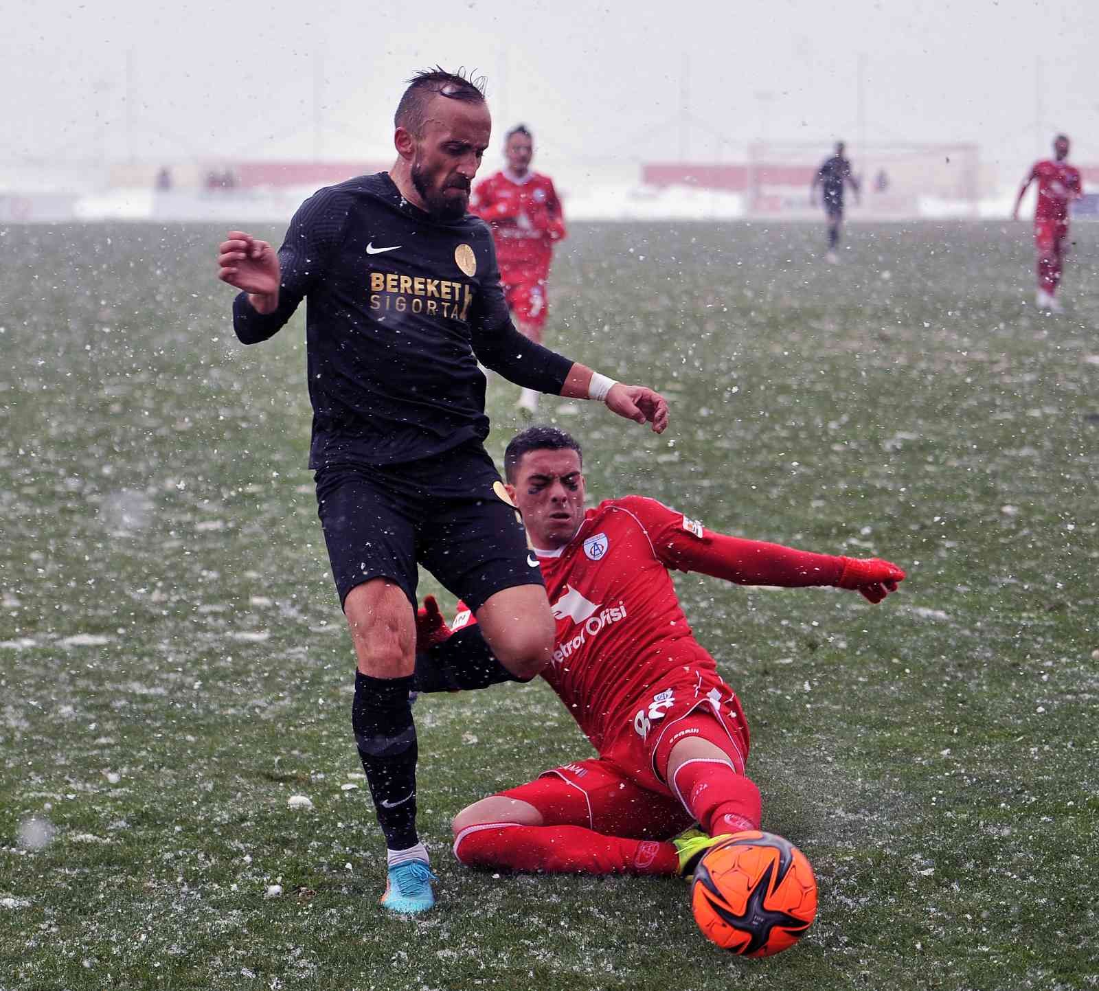 Spor Toto 1. Lig’in 29. haftasında Ümraniyespor, sahasında karşılaştığı Altınordu’ya 1-0 mağlup oldu. Maçtan dakikalar 18. dakikada sol kanattan ...