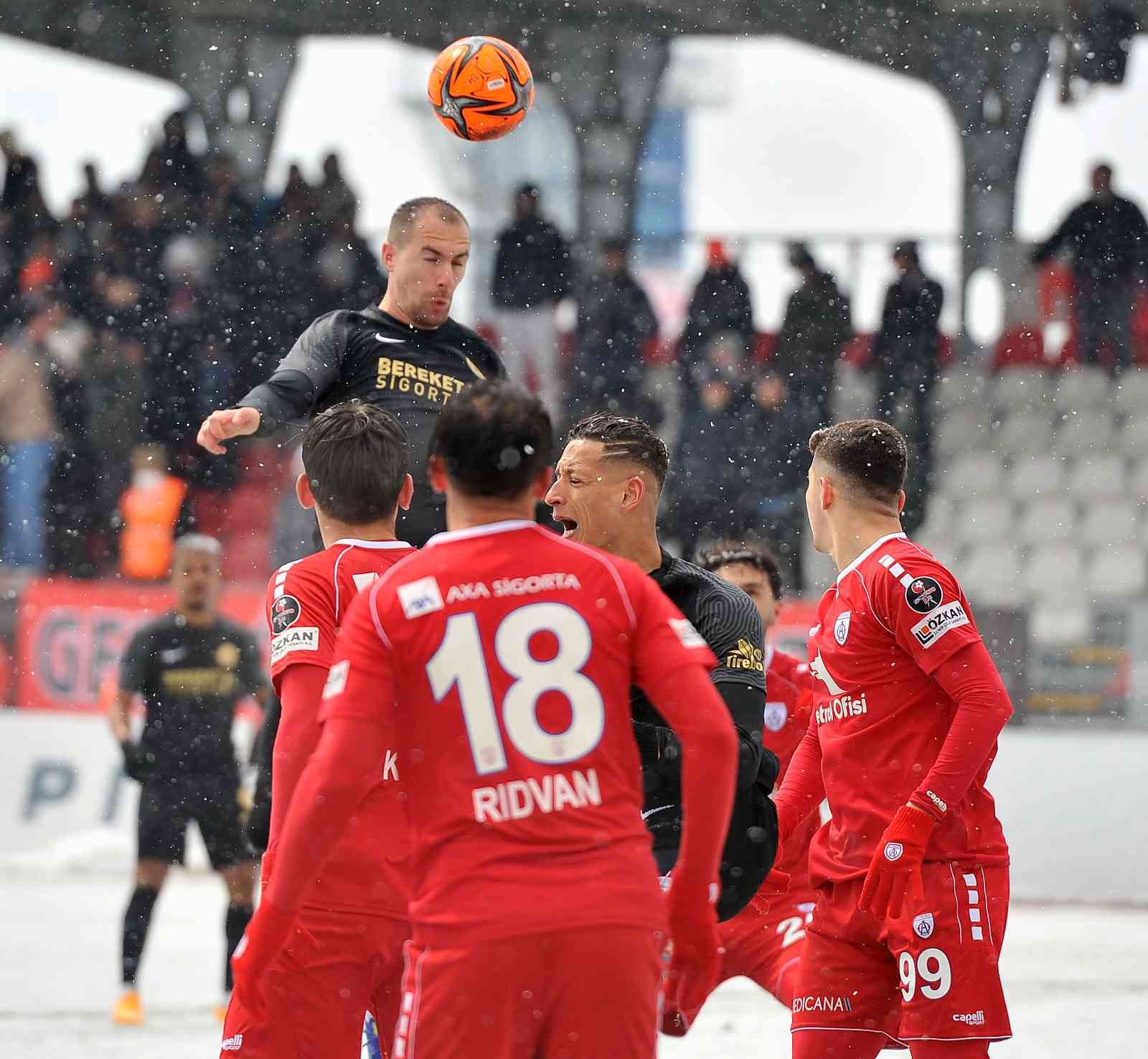Spor Toto 1. Lig: Ümraniyespor: 0 - Altınordu: 1 Spor Toto 1. Lig’in 29. haftasında Ümraniyespor, sahasında karşılaştığı Altınordu’ya 1-0 mağlup oldu. Maçtan dakikalar 18. dakikada sol kanattan ...