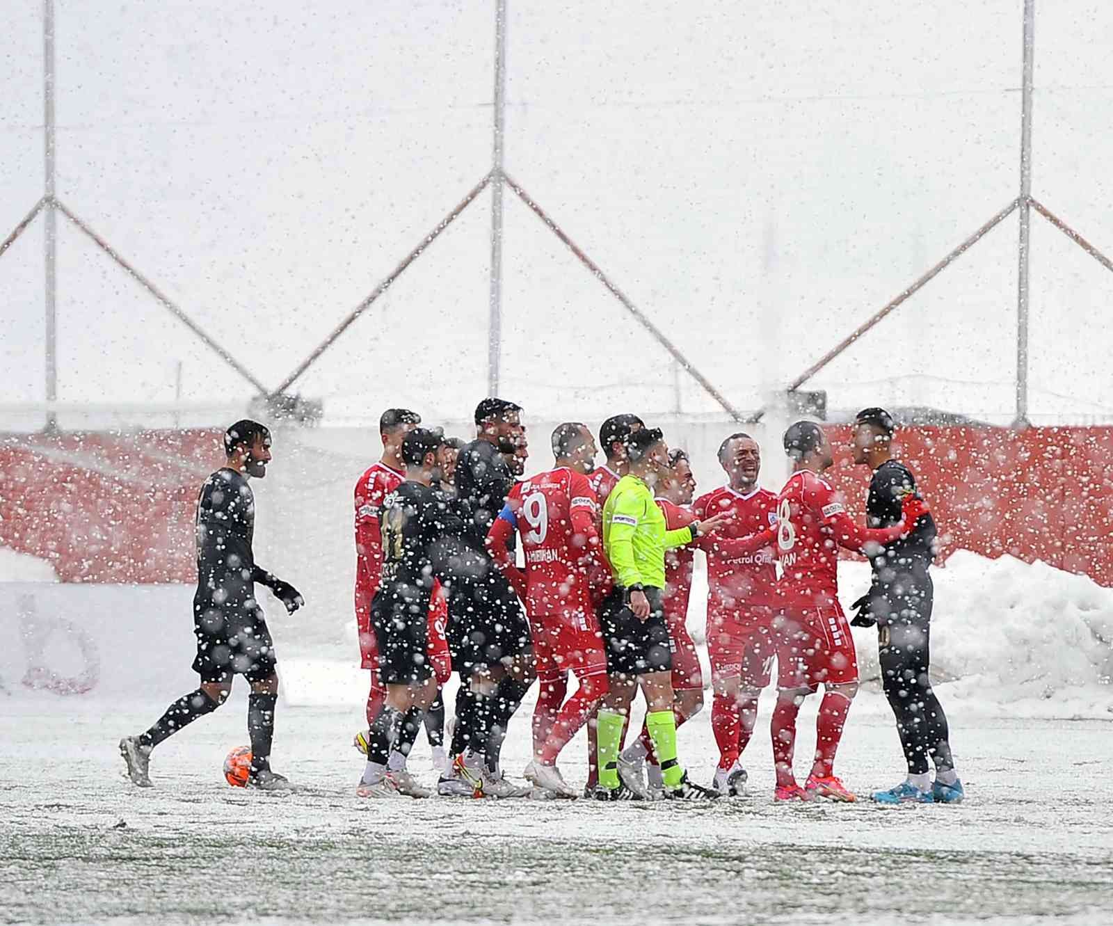 Spor Toto 1. Lig: Ümraniyespor: 0 - Altınordu: 1 Spor Toto 1. Lig’in 29. haftasında Ümraniyespor, sahasında karşılaştığı Altınordu’ya 1-0 mağlup oldu. Maçtan dakikalar 18. dakikada sol kanattan ...