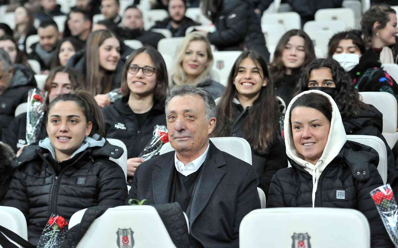 Spor Toto Süper Lig: Beşiktaş: 0 - Medipol Başakşehir: 0 (Maç devam ediyor) Spor Toto Süper Lig’in 28. haftasında Beşiktaş, sahasında Medipol Başakşehir ile karşı karşıya geliyor. Müsabakanın ilk 15 dakikası 0-0’lık ...