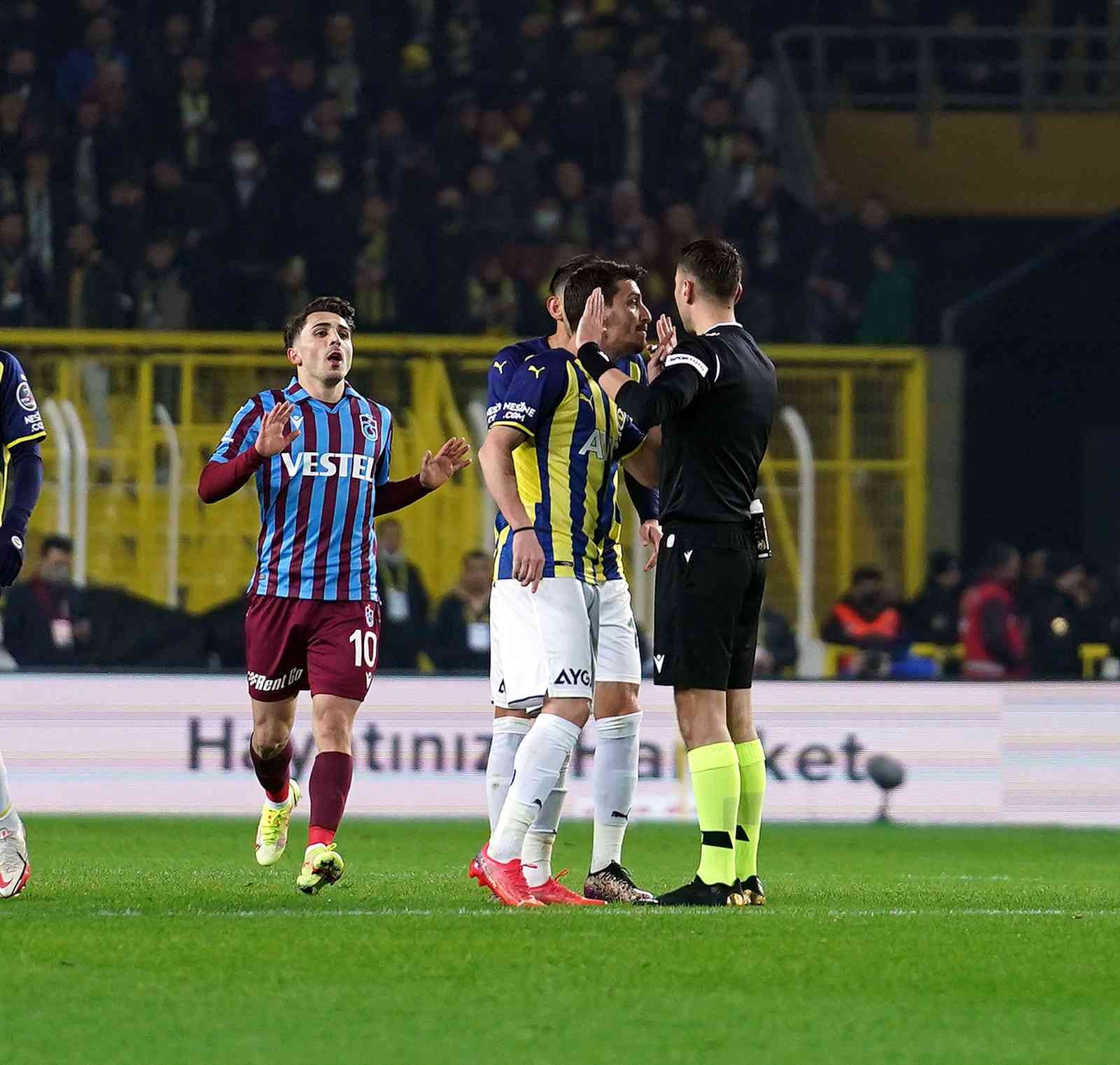 Spor Toto Süper Lig’in 28. haftasında Fenerbahçe, lider Trabzonspor’u ağırlıyor. İlk 45 dakika konuk ekibin 1-0’lık üstünlüğüyle sona erdi ...
