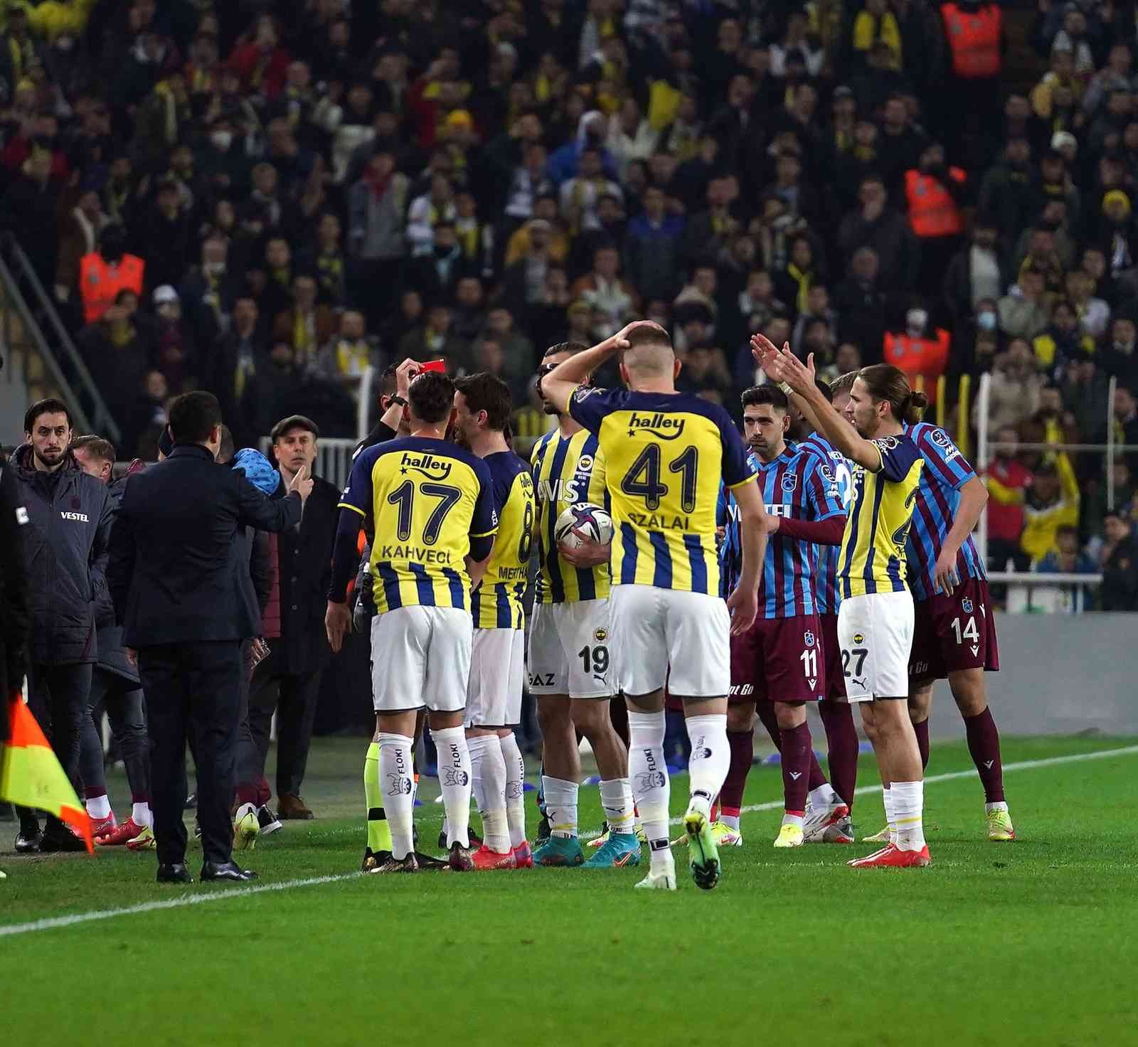 Spor Toto Süper Lig’in 28. haftasında Fenerbahçe, lider Trabzonspor’u ağırlıyor. İlk 45 dakika konuk ekibin 1-0’lık üstünlüğüyle sona erdi ...