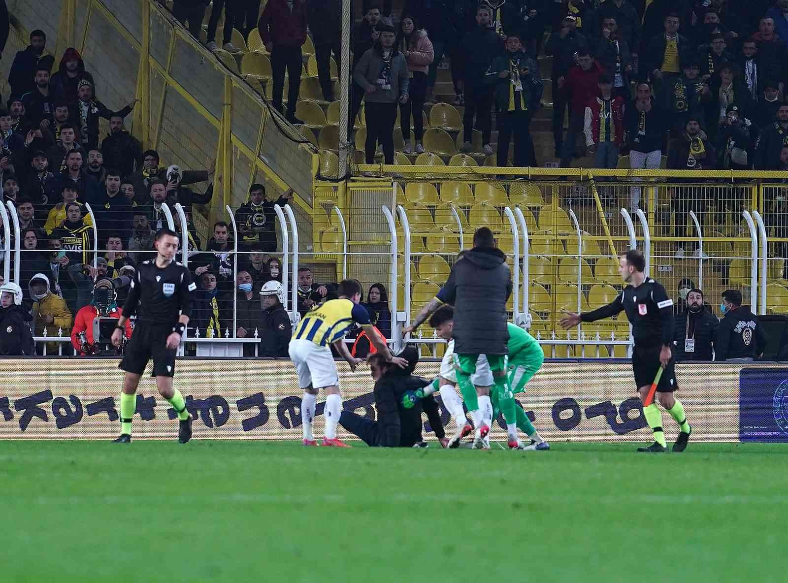 Spor Toto Süper Lig’in 28. haftasında Fenerbahçe, lider Trabzonspor’u ağırlıyor. İlk 45 dakika konuk ekibin 1-0’lık üstünlüğüyle sona erdi ...