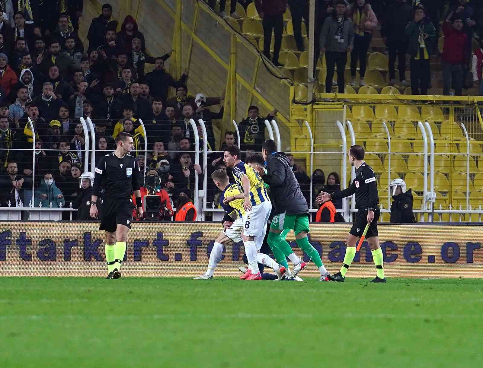 Spor Toto Süper Lig’in 28. haftasında Fenerbahçe, lider Trabzonspor’u ağırlıyor. İlk 45 dakika konuk ekibin 1-0’lık üstünlüğüyle sona erdi ...