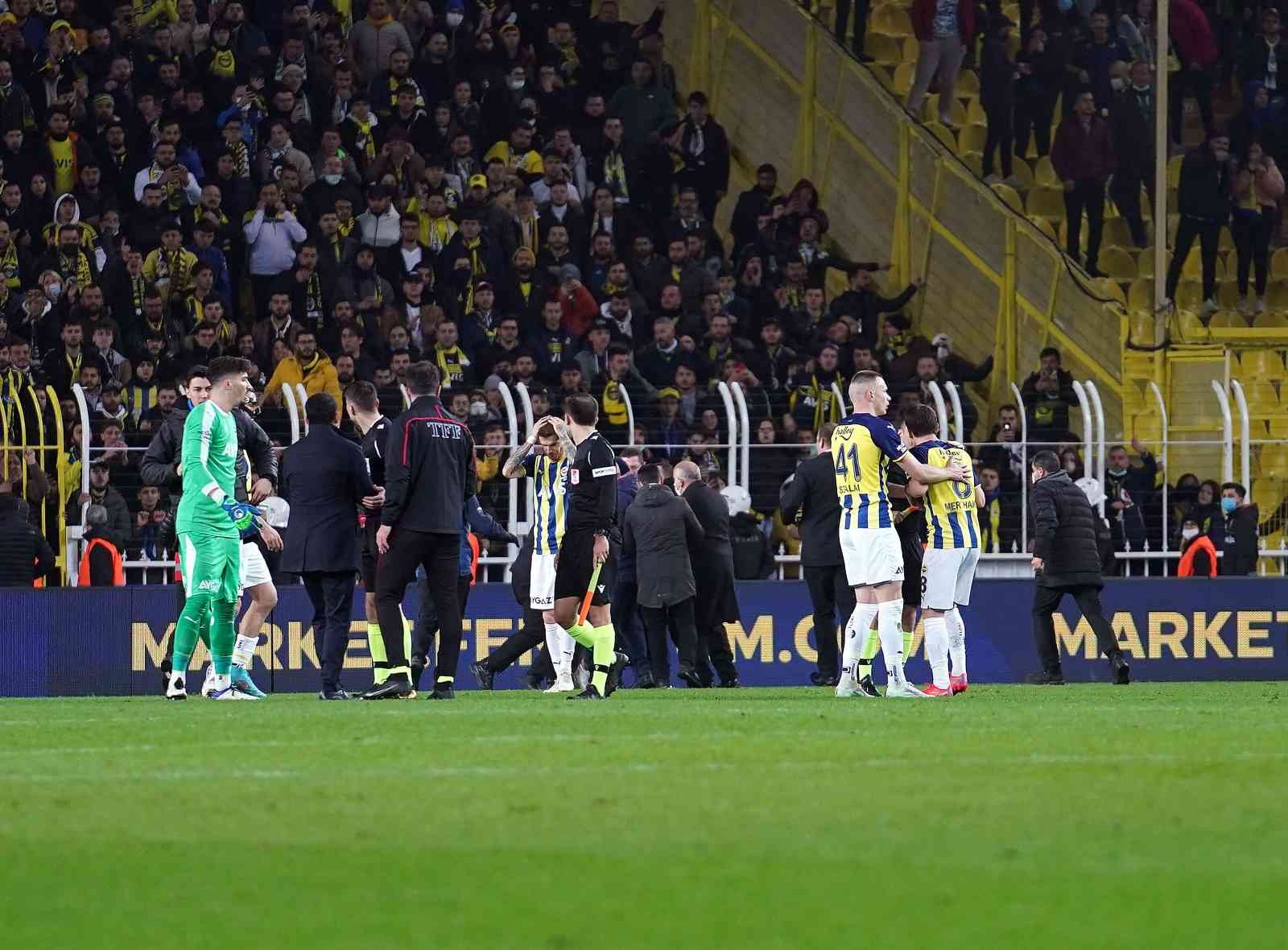 Spor Toto Süper Lig’in 28. haftasında Fenerbahçe, lider Trabzonspor’u ağırlıyor. İlk 45 dakika konuk ekibin 1-0’lık üstünlüğüyle sona erdi ...