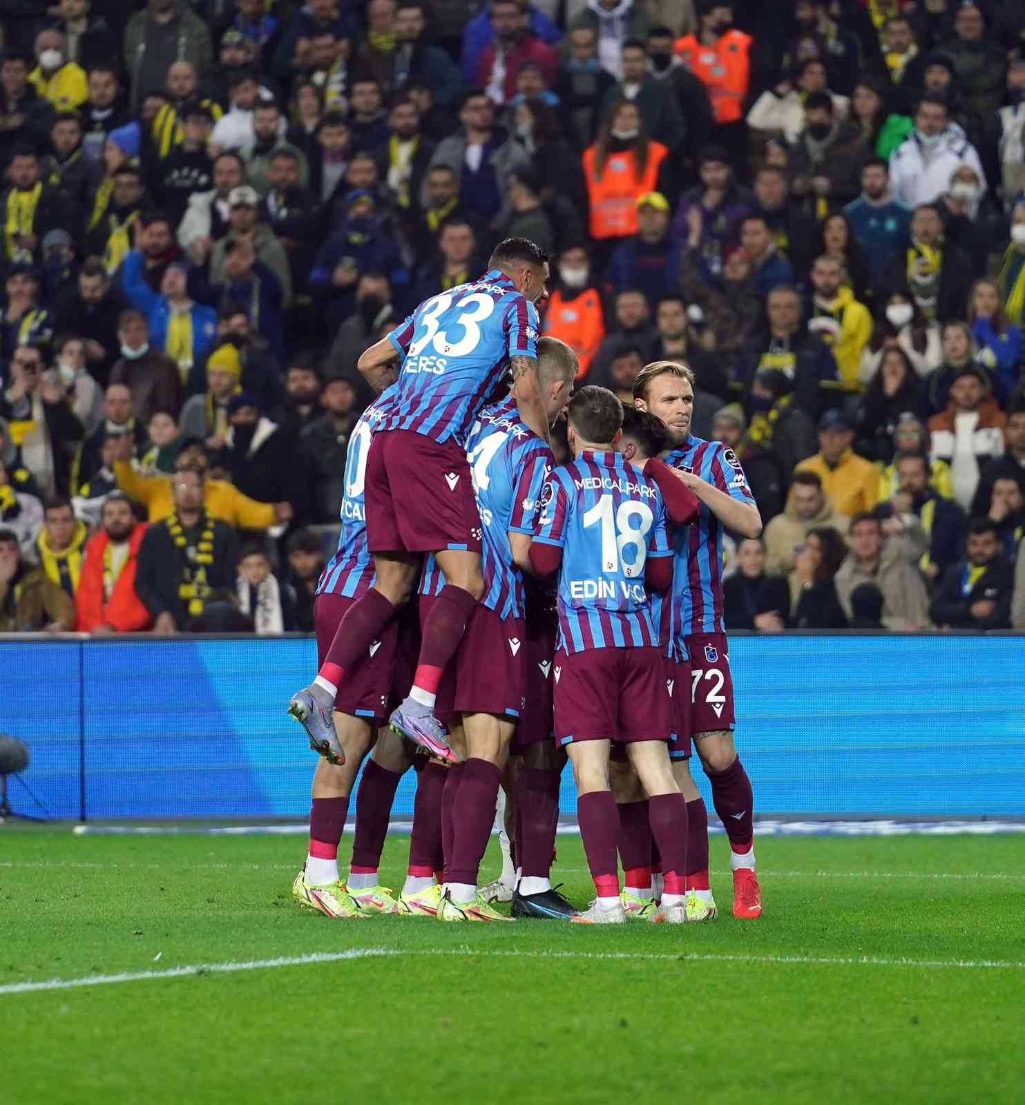 Spor Toto Süper Lig’in 28. haftasında Fenerbahçe, lider Trabzonspor’u ağırlıyor. İlk 45 dakika konuk ekibin 1-0’lık üstünlüğüyle sona erdi ...