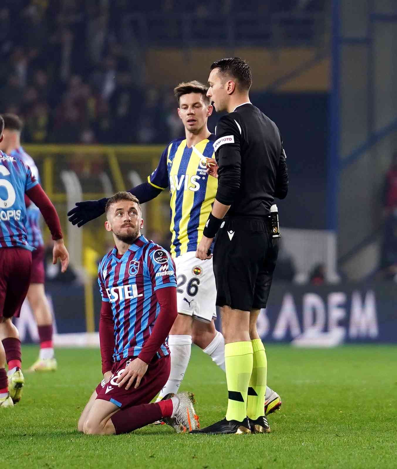 Spor Toto Süper Lig’in 28. haftasında Fenerbahçe, lider Trabzonspor’u ağırlıyor. İlk 45 dakika konuk ekibin 1-0’lık üstünlüğüyle sona erdi ...