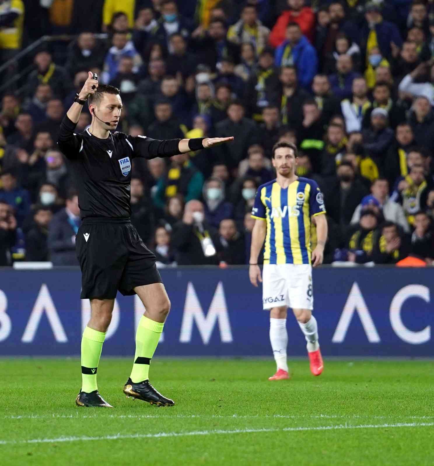 Spor Toto Süper Lig’in 28. haftasında Fenerbahçe, lider Trabzonspor’u ağırlıyor. İlk 45 dakika konuk ekibin 1-0’lık üstünlüğüyle sona erdi ...