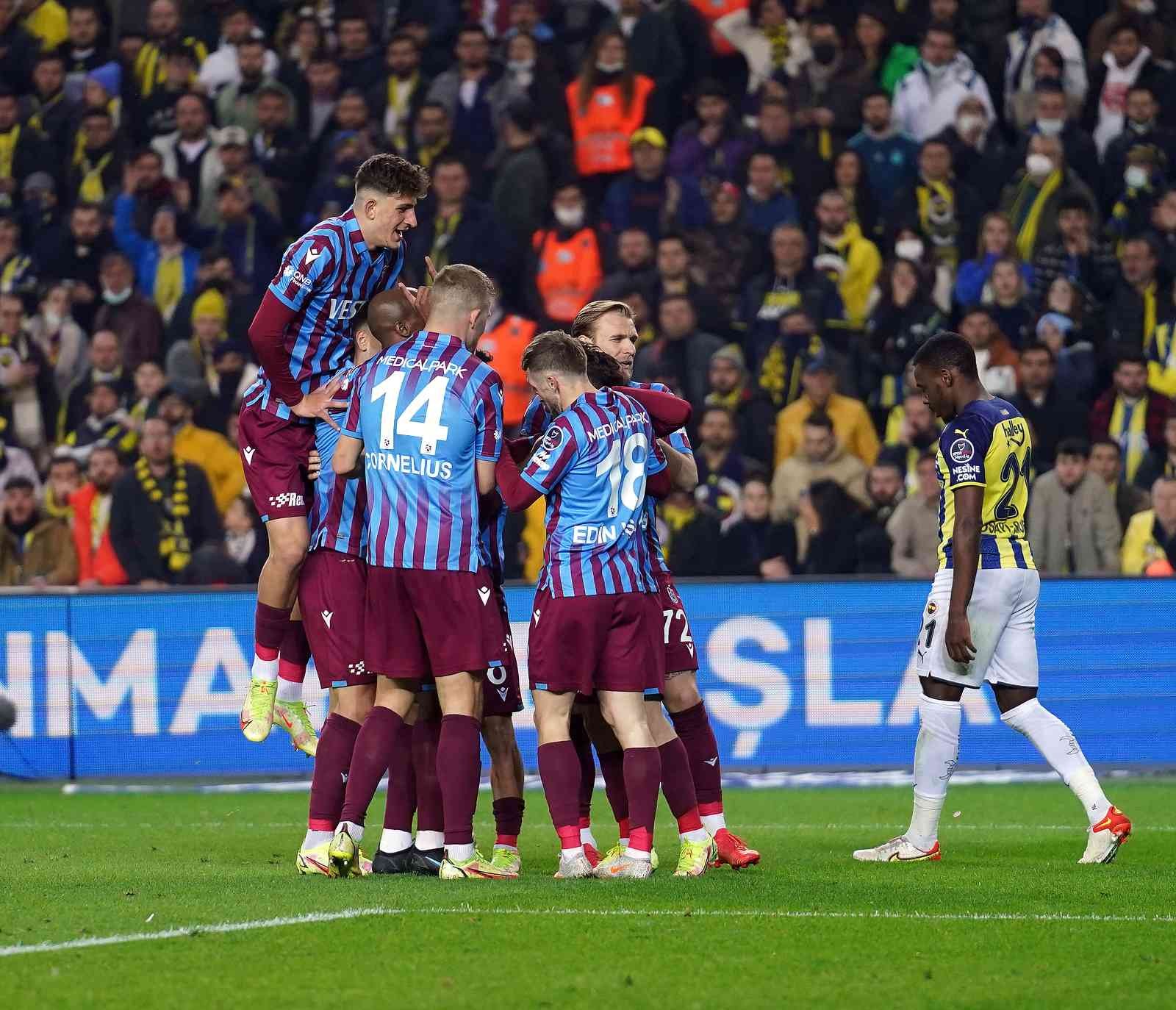 Spor Toto Süper Lig’in 28. haftasında Fenerbahçe, lider Trabzonspor’u ağırlıyor. İlk 45 dakika konuk ekibin 1-0’lık üstünlüğüyle sona erdi ...