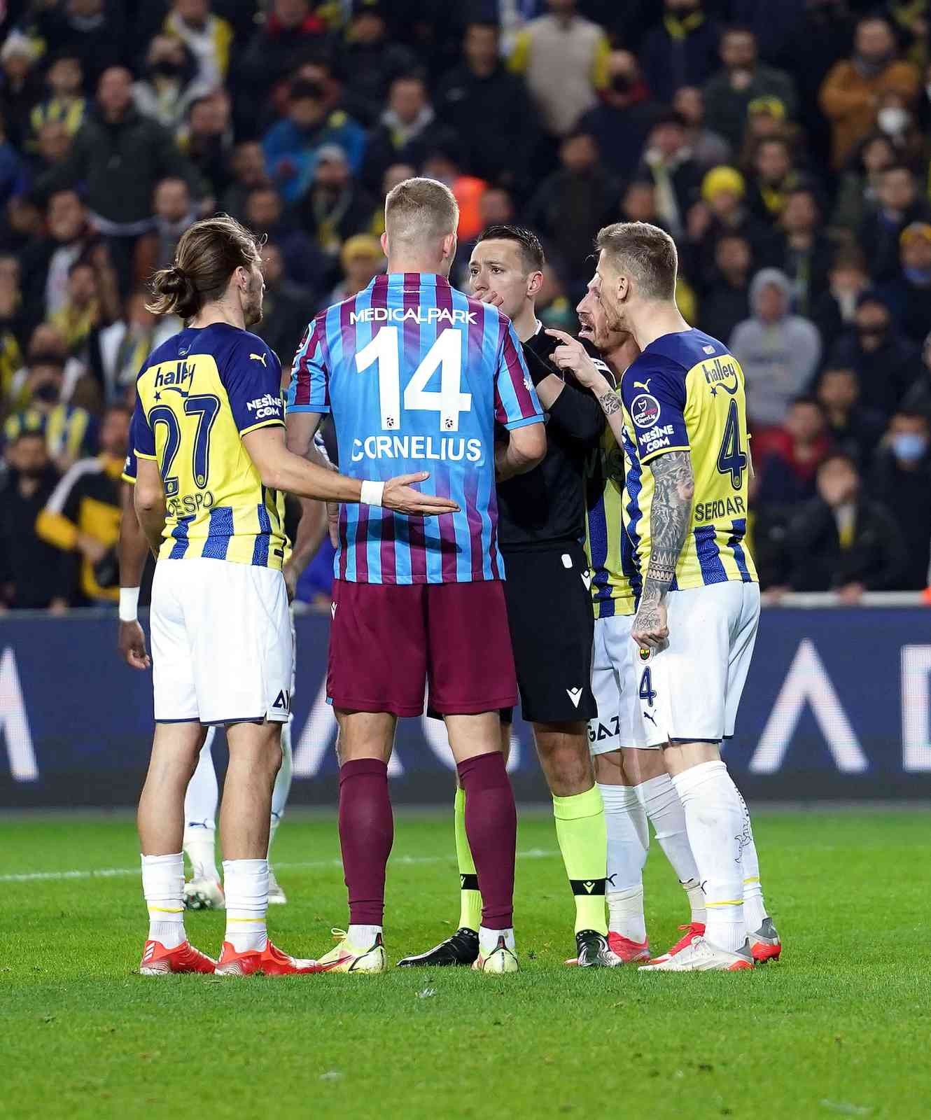 Spor Toto Süper Lig’in 28. haftasında Fenerbahçe, lider Trabzonspor’u ağırlıyor. İlk 45 dakika konuk ekibin 1-0’lık üstünlüğüyle sona erdi ...