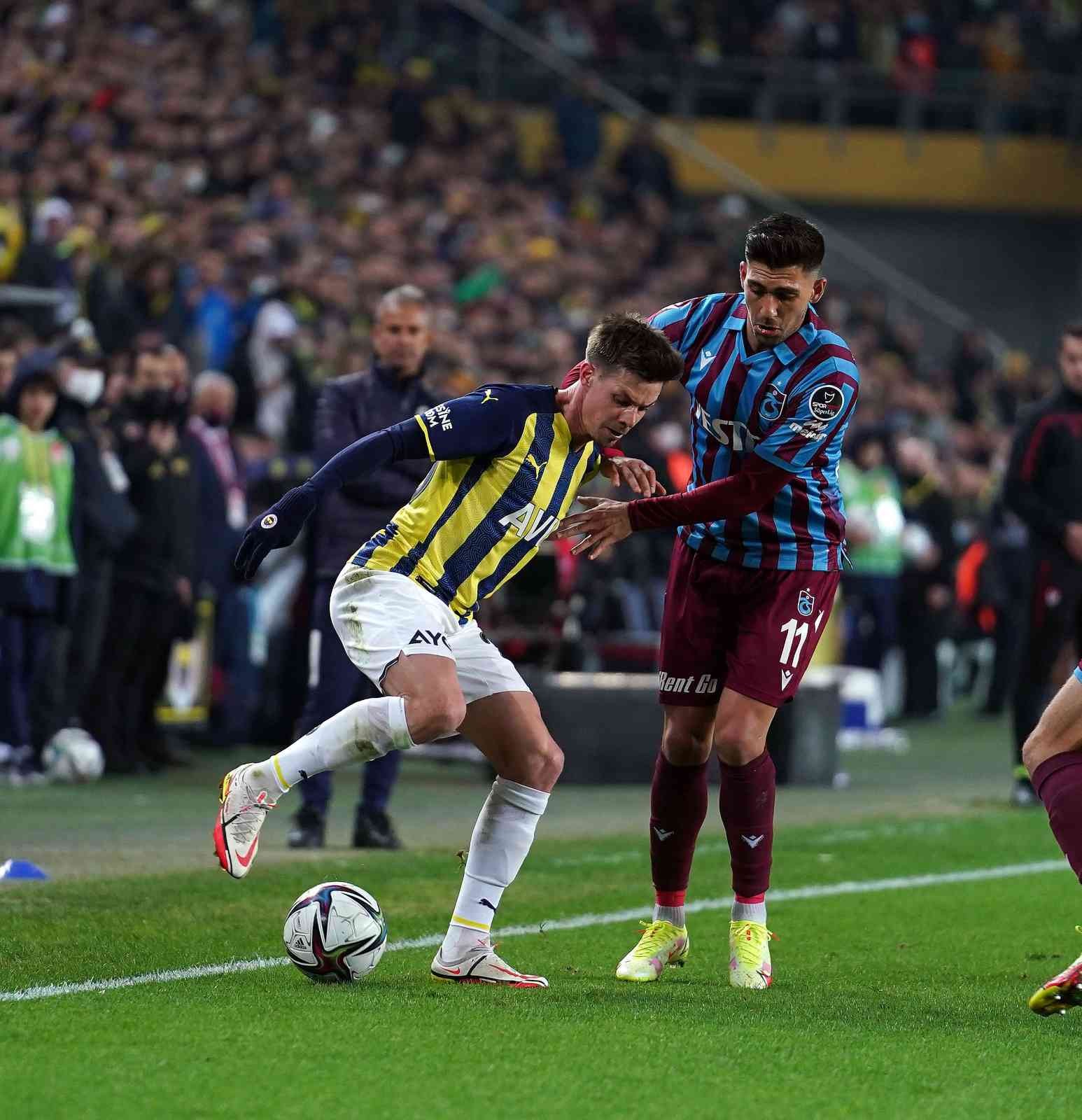 Spor Toto Süper Lig’in 28. haftasında Fenerbahçe, lider Trabzonspor’u ağırlıyor. İlk 45 dakika konuk ekibin 1-0’lık üstünlüğüyle sona erdi ...