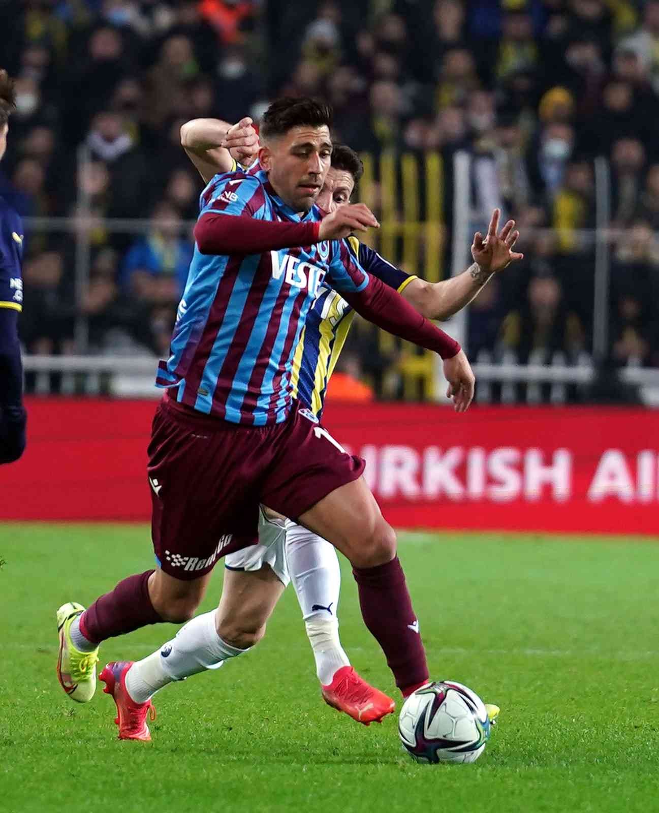 Spor Toto Süper Lig’in 28. haftasında Fenerbahçe, lider Trabzonspor’u ağırlıyor. İlk 45 dakika konuk ekibin 1-0’lık üstünlüğüyle sona erdi ...