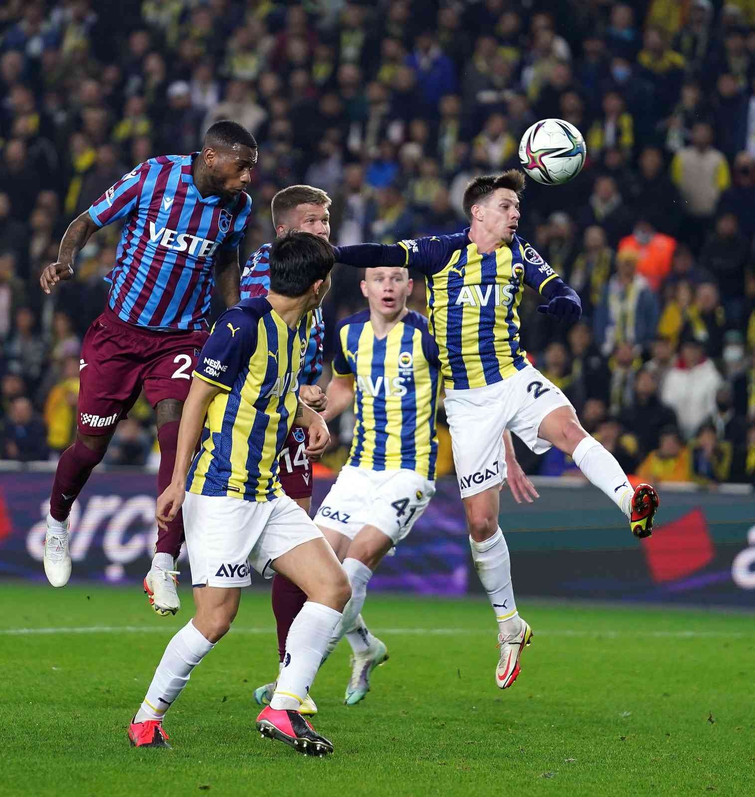 Spor Toto Süper Lig’in 28. haftasında Fenerbahçe, lider Trabzonspor’u ağırlıyor. İlk 45 dakika konuk ekibin 1-0’lık üstünlüğüyle sona erdi ...