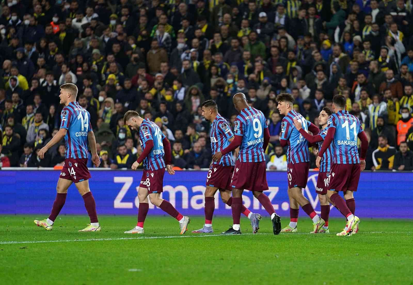 Spor Toto Süper Lig’in 28. haftasında Fenerbahçe, lider Trabzonspor’u ağırlıyor. İlk 45 dakika konuk ekibin 1-0’lık üstünlüğüyle sona erdi ...