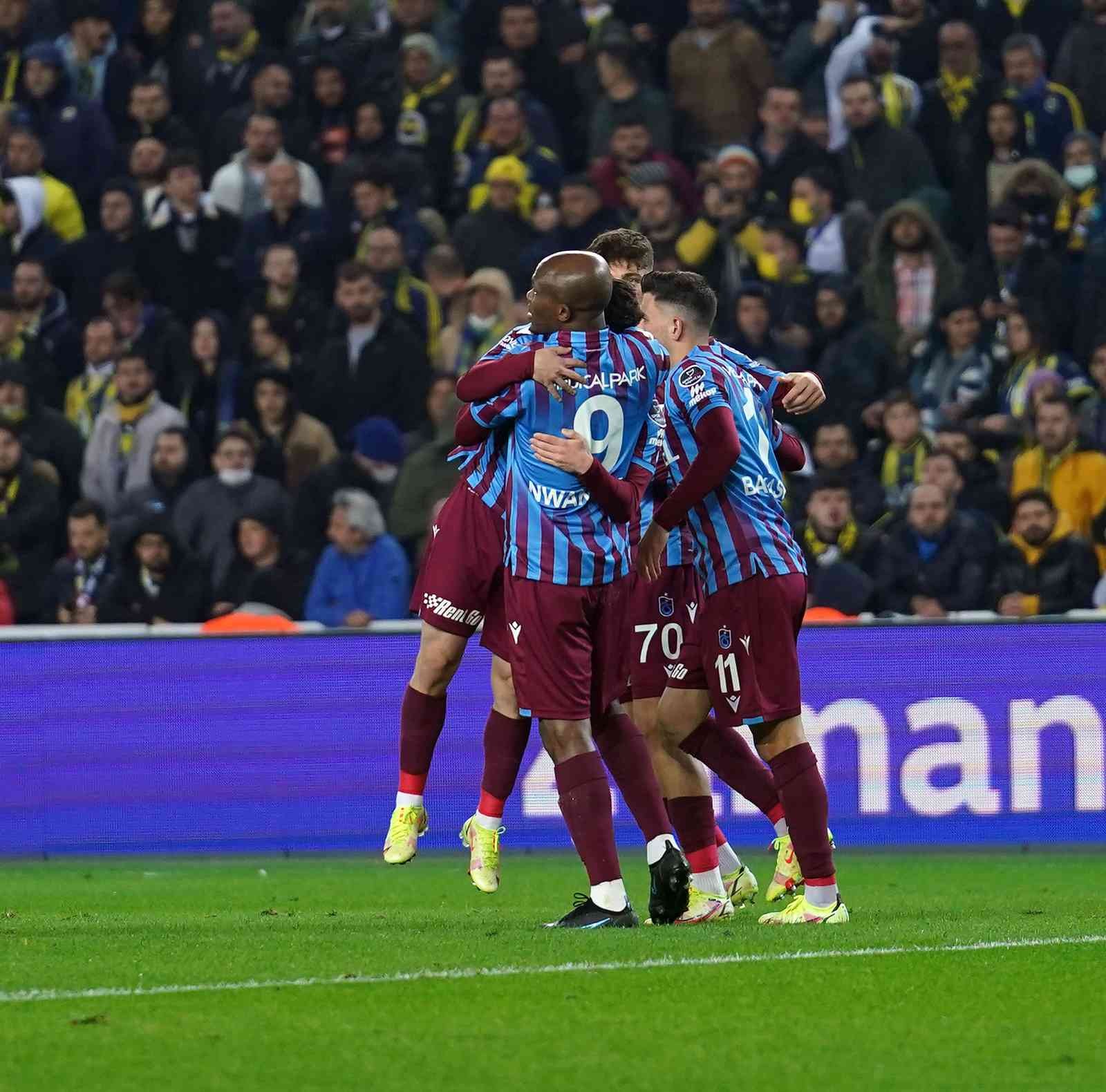Spor Toto Süper Lig’in 28. haftasında Fenerbahçe, lider Trabzonspor’u ağırlıyor. İlk 45 dakika konuk ekibin 1-0’lık üstünlüğüyle sona erdi ...