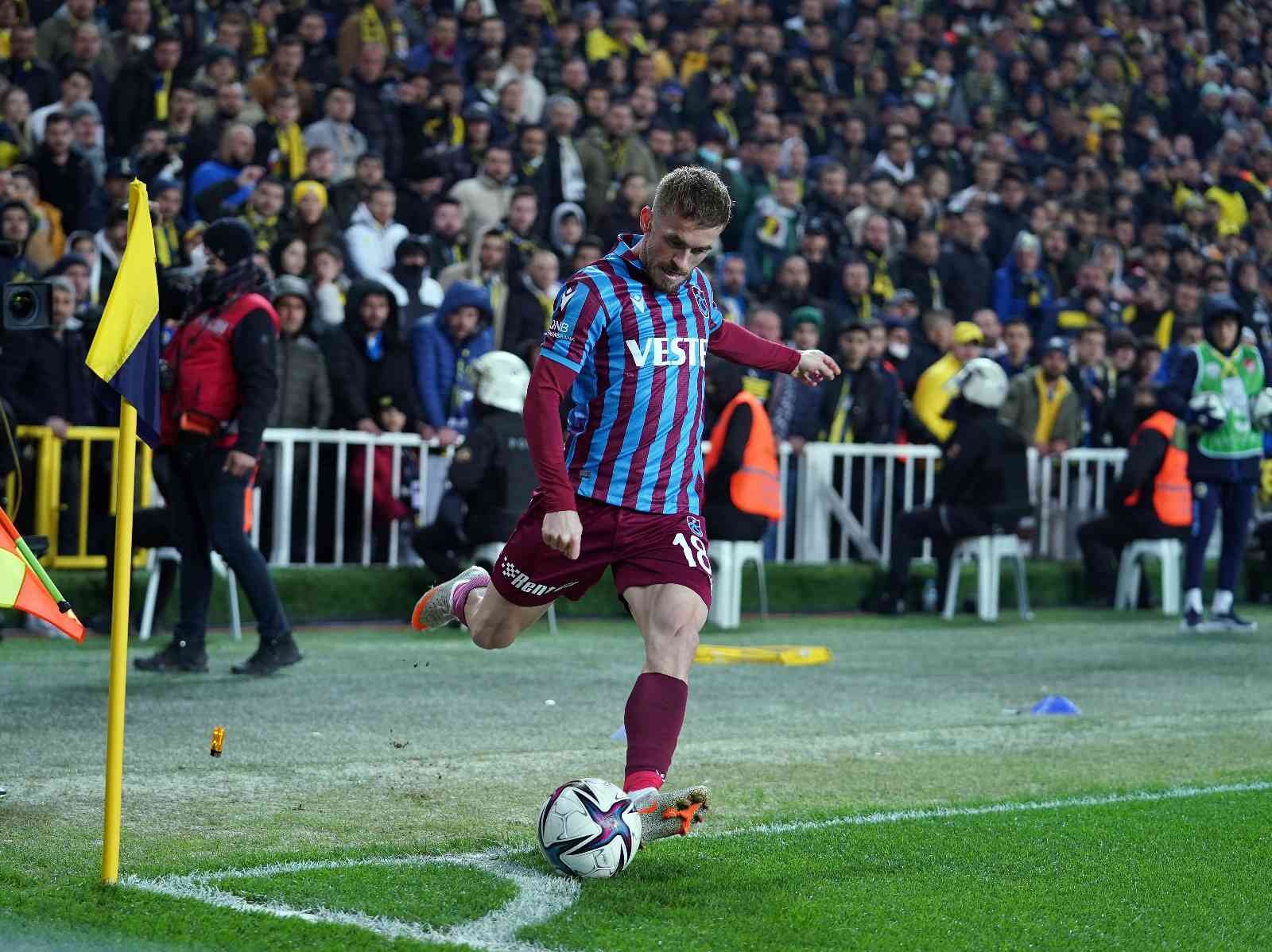 Spor Toto Süper Lig’in 28. haftasında Fenerbahçe, lider Trabzonspor’u ağırlıyor. İlk 45 dakika konuk ekibin 1-0’lık üstünlüğüyle sona erdi ...