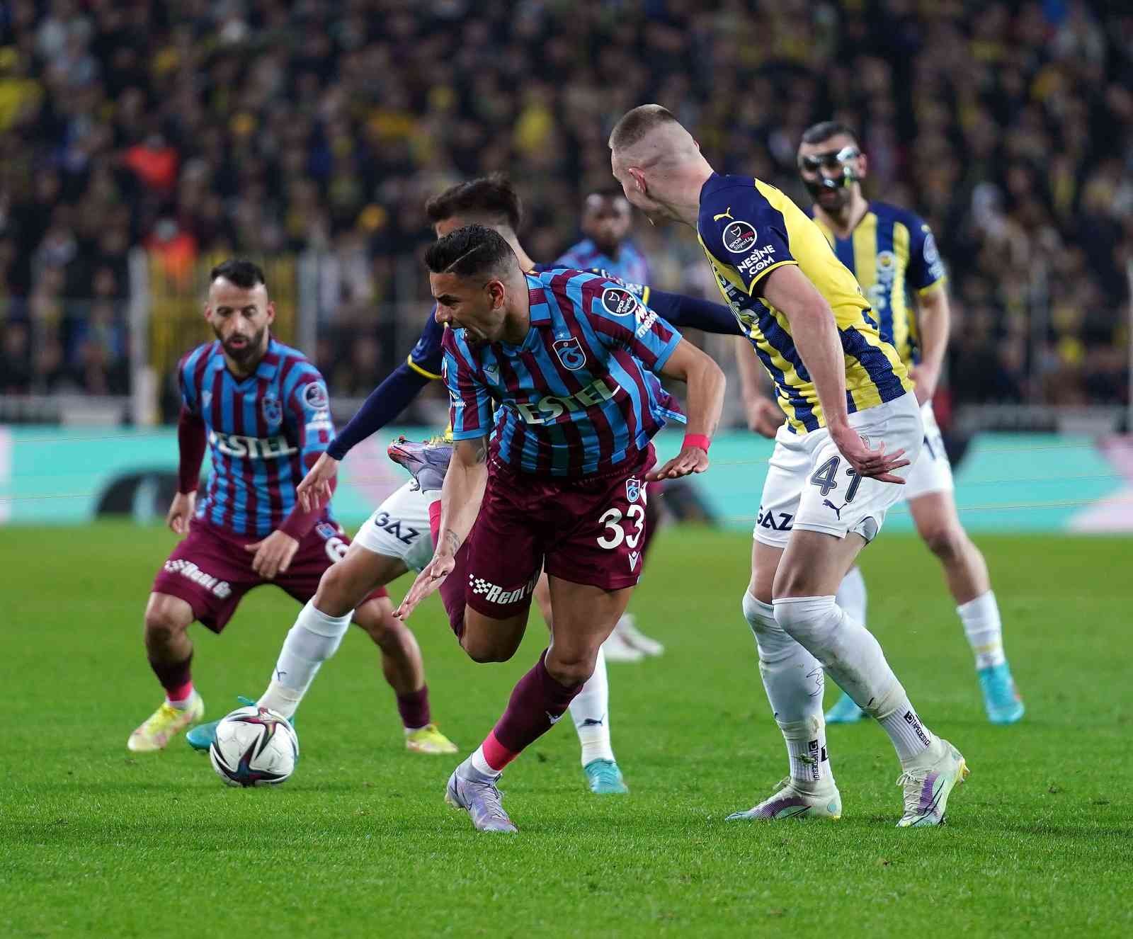 Spor Toto Süper Lig’in 28. haftasında Fenerbahçe, lider Trabzonspor’u ağırlıyor. İlk 45 dakika konuk ekibin 1-0’lık üstünlüğüyle sona erdi ...