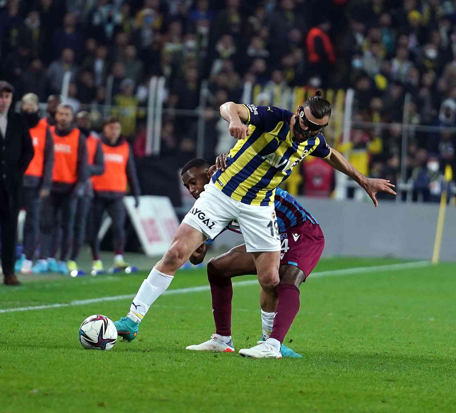 Spor Toto Süper Lig’in 28. haftasında Fenerbahçe, lider Trabzonspor’u ağırlıyor. İlk 45 dakika konuk ekibin 1-0’lık üstünlüğüyle sona erdi ...