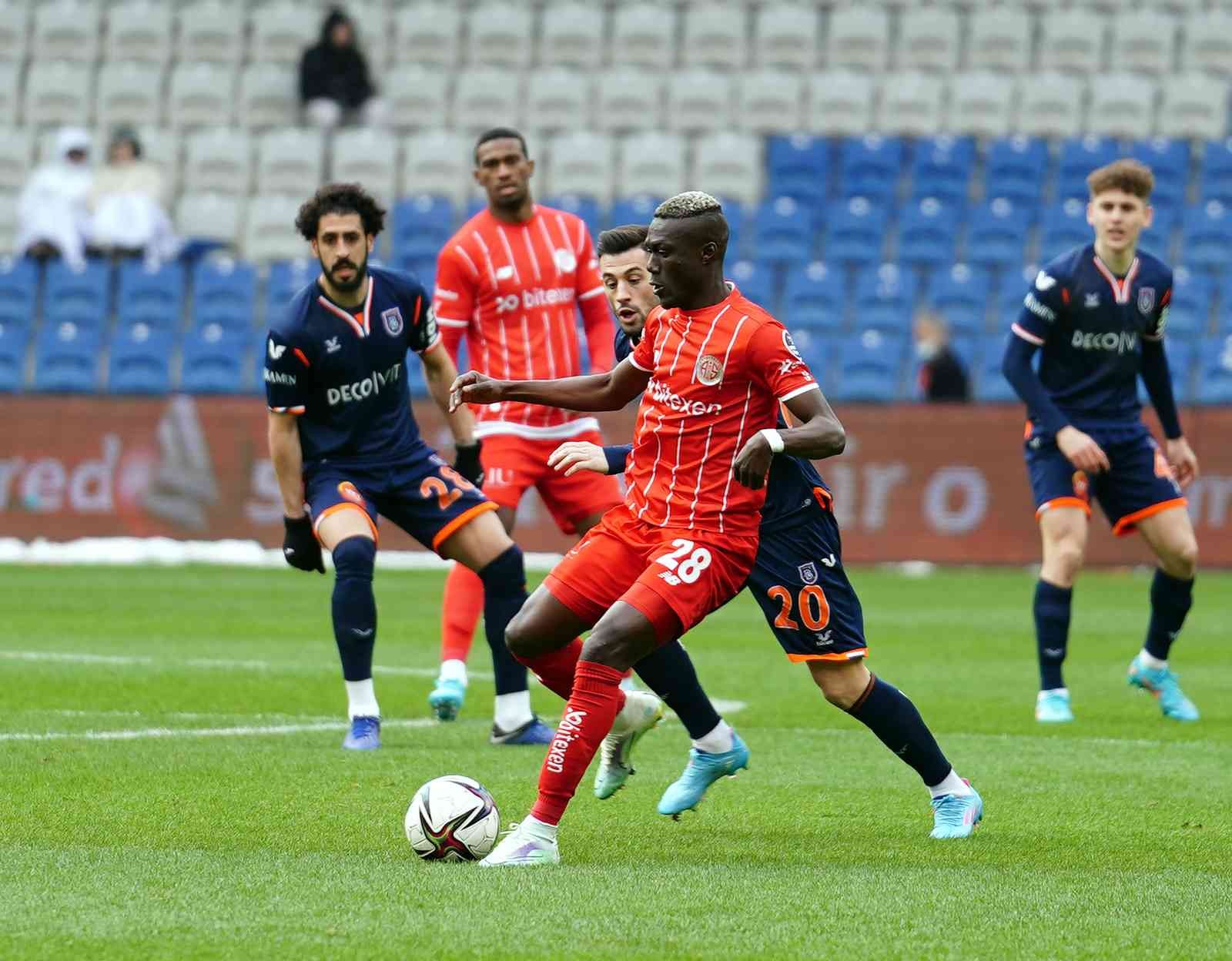 Spor Toto Süper Lig’in 29. haftasında Medipol Başakşehir, Antalyaspor’u ağırlıyor. Mücadelenin ilk yarısı Antalyaspor’un 1-0 üstünlüğü ile ...
