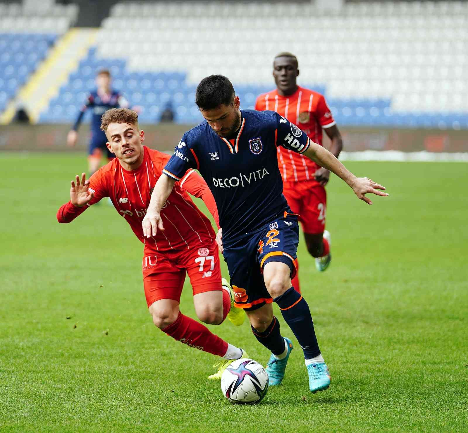 Spor Toto Süper Lig’in 29. haftasında Medipol Başakşehir, Antalyaspor’u ağırlıyor. Mücadelenin ilk yarısı Antalyaspor’un 1-0 üstünlüğü ile ...