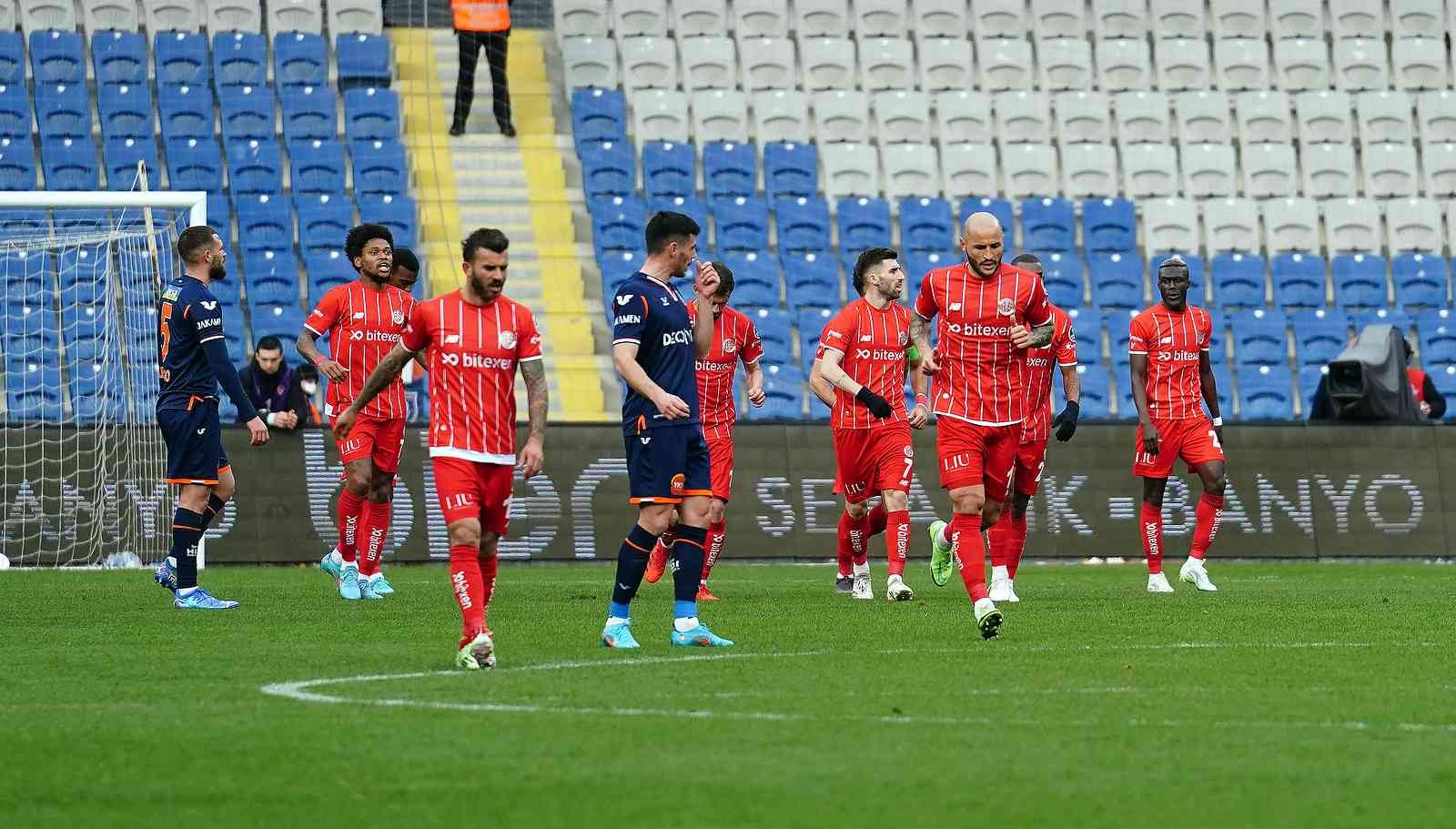 Spor Toto Süper Lig’in 29. haftasında Medipol Başakşehir, Antalyaspor’u ağırlıyor. Mücadelenin ilk yarısı Antalyaspor’un 1-0 üstünlüğü ile ...