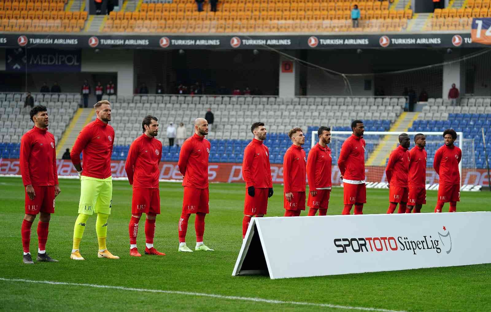 Spor Toto Süper Lig’in 29. haftasında Medipol Başakşehir, Antalyaspor’u ağırlıyor. Mücadelenin ilk yarısı Antalyaspor’un 1-0 üstünlüğü ile ...