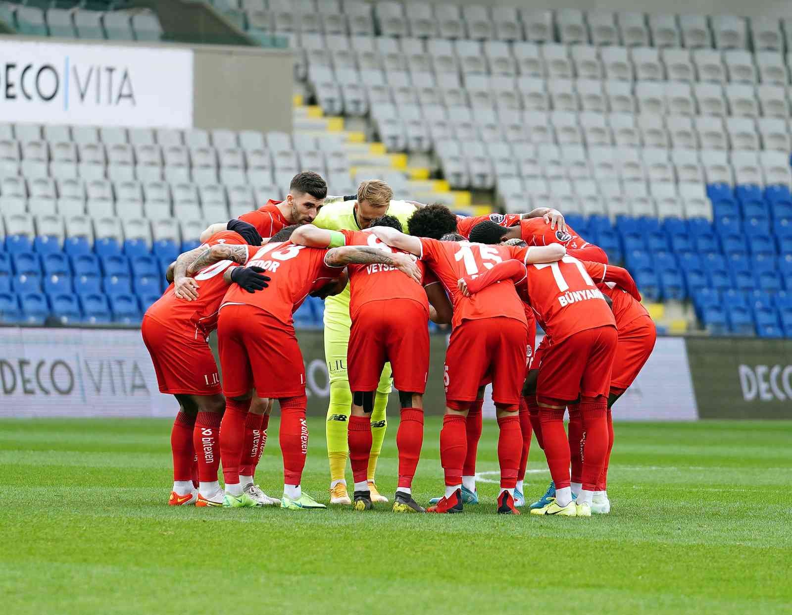 Spor Toto Süper Lig’in 29. haftasında Medipol Başakşehir, Antalyaspor’u ağırlıyor. Mücadelenin ilk yarısı Antalyaspor’un 1-0 üstünlüğü ile ...