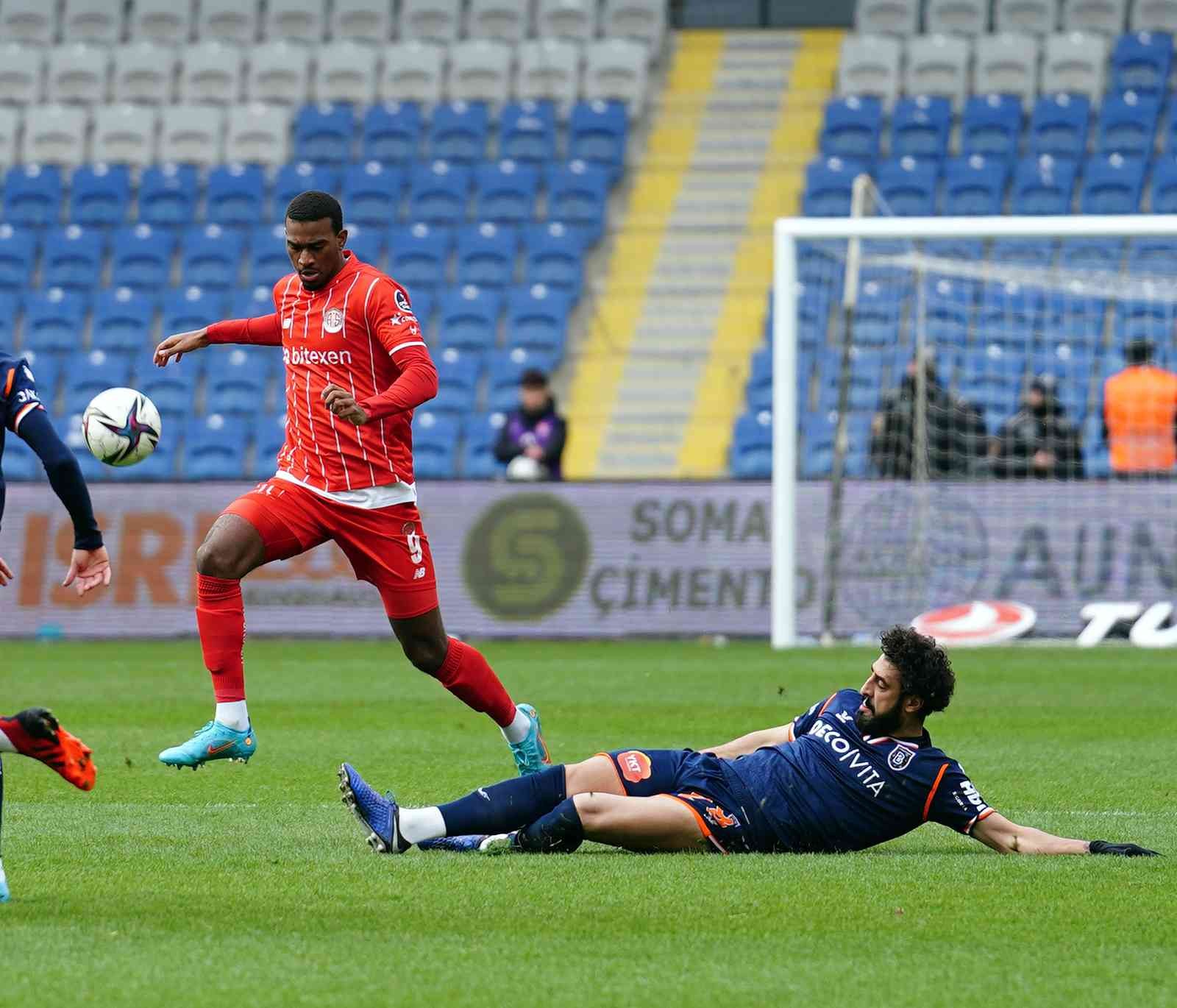 Spor Toto Süper Lig’in 29. haftasında Medipol Başakşehir, Antalyaspor’u ağırlıyor. Mücadelenin ilk yarısı Antalyaspor’un 1-0 üstünlüğü ile ...