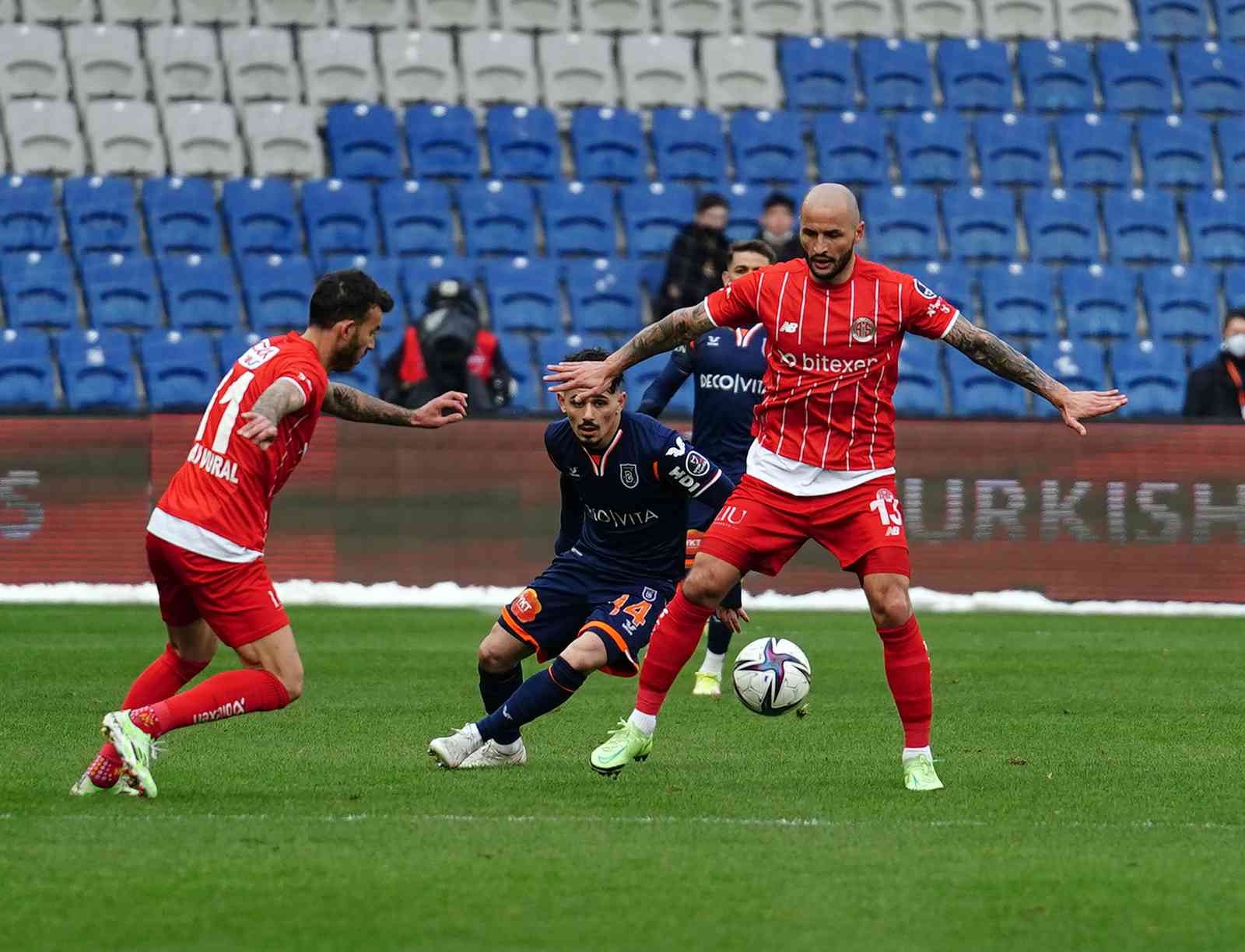 Spor Toto Süper Lig’in 29. haftasında Medipol Başakşehir, sahasında karşılaştığı Antalyaspor’a 1-0 mağlup oldu. Maçtan dakikalar (İkinci yarı ...