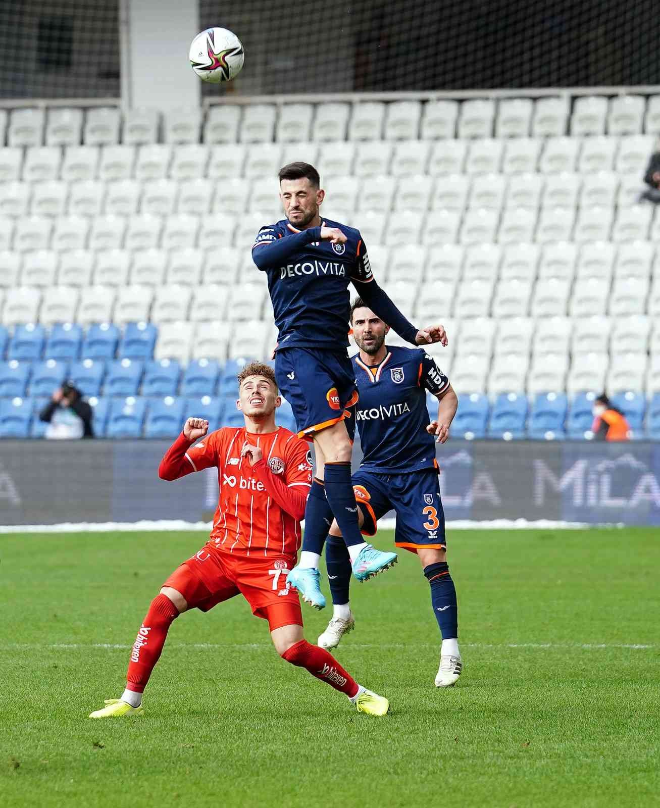 Spor Toto Süper Lig’in 29. haftasında Medipol Başakşehir, sahasında karşılaştığı Antalyaspor’a 1-0 mağlup oldu. Maçtan dakikalar (İkinci yarı ...