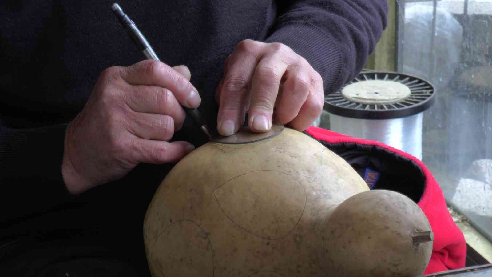 Su kabağını sanat eserlerine dönüştürüyor Kartal’da yaşayan ve emekli olduktan sonra hobi olarak su kabağı oymacılığı ile ilgilenen 67 yaşındaki Cenep Önen, su kabaklarını adeta sanat ...