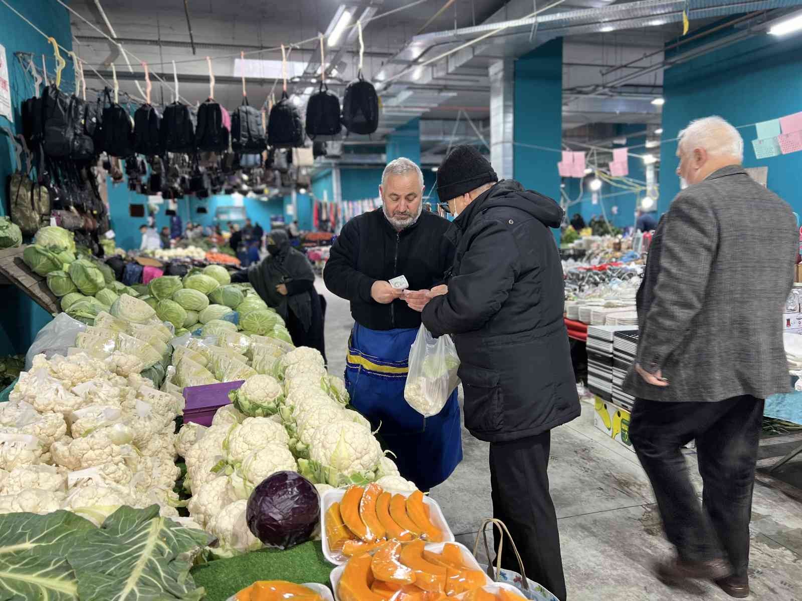 Şubat ayında İstanbul’da fiyatı en çok artan ürün yüzde 106,86’lık yükselişle karnabahar oldu. Pazarcı esnafı, karnabahardaki yaşanan fiyat ...