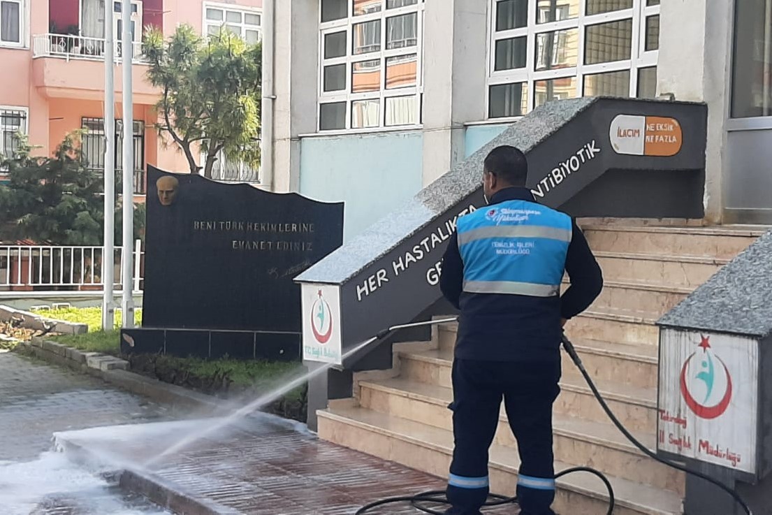 Süleymanpaşa dört bir yandan dezenfekte ediliyor Tekirdağ üleymanpaşa Belediyesi, ilkbaharın yaklaşması ile birlikte gerilemesi beklenen Korona virüsü salgını ile mücadelede ayağını gazdan ...