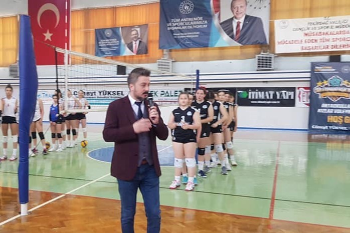Süleymanpaşa’nın kızları voleybolda da yükseliyor Süleymanpaşa Belediyesi, öğrencilerin sportif faaliyetlerdeki başarılarını arttırmak, özellikle kız çocuklarımızı spora yönlendirerek sağlıklı ...
