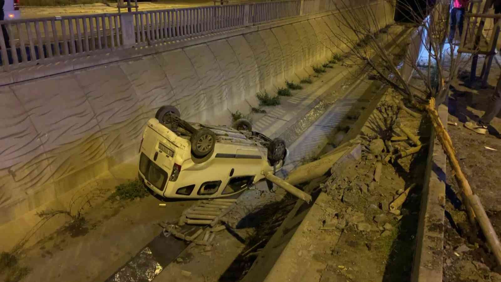 İstanbul Sultanbeyli’de kontrolden çıkan hafif ticari araç dereye uçtu. Sürücü yaralanarak hastaneye kaldırıldı. İstanbul Sultanbeyli’de ...