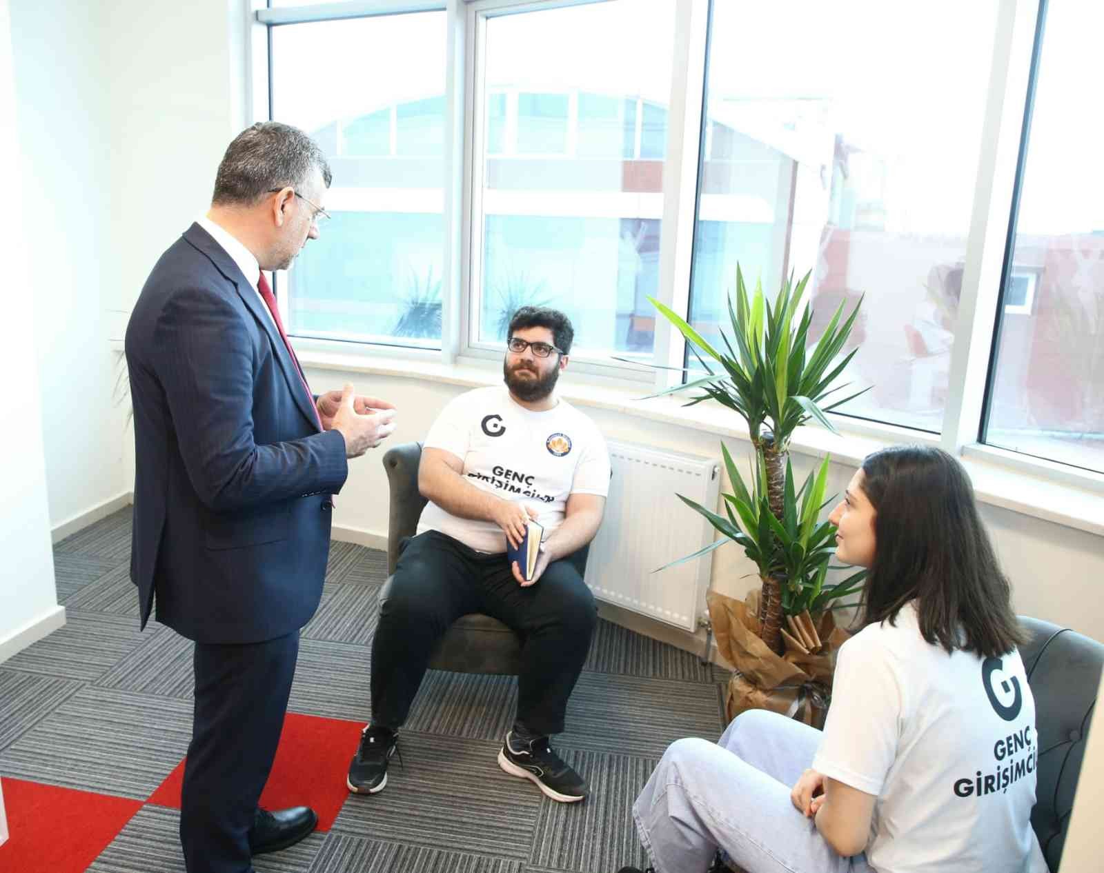 Sultanbeyli’de girişimci gençlere çalışma ofisi hediye Mart ayının ilk haftası Girişimcilik Haftası olarak kutlanıyor. Sultanbeyli Belediyesi de gençler için girişimcilikle ilgili yeni bir projeyi ...