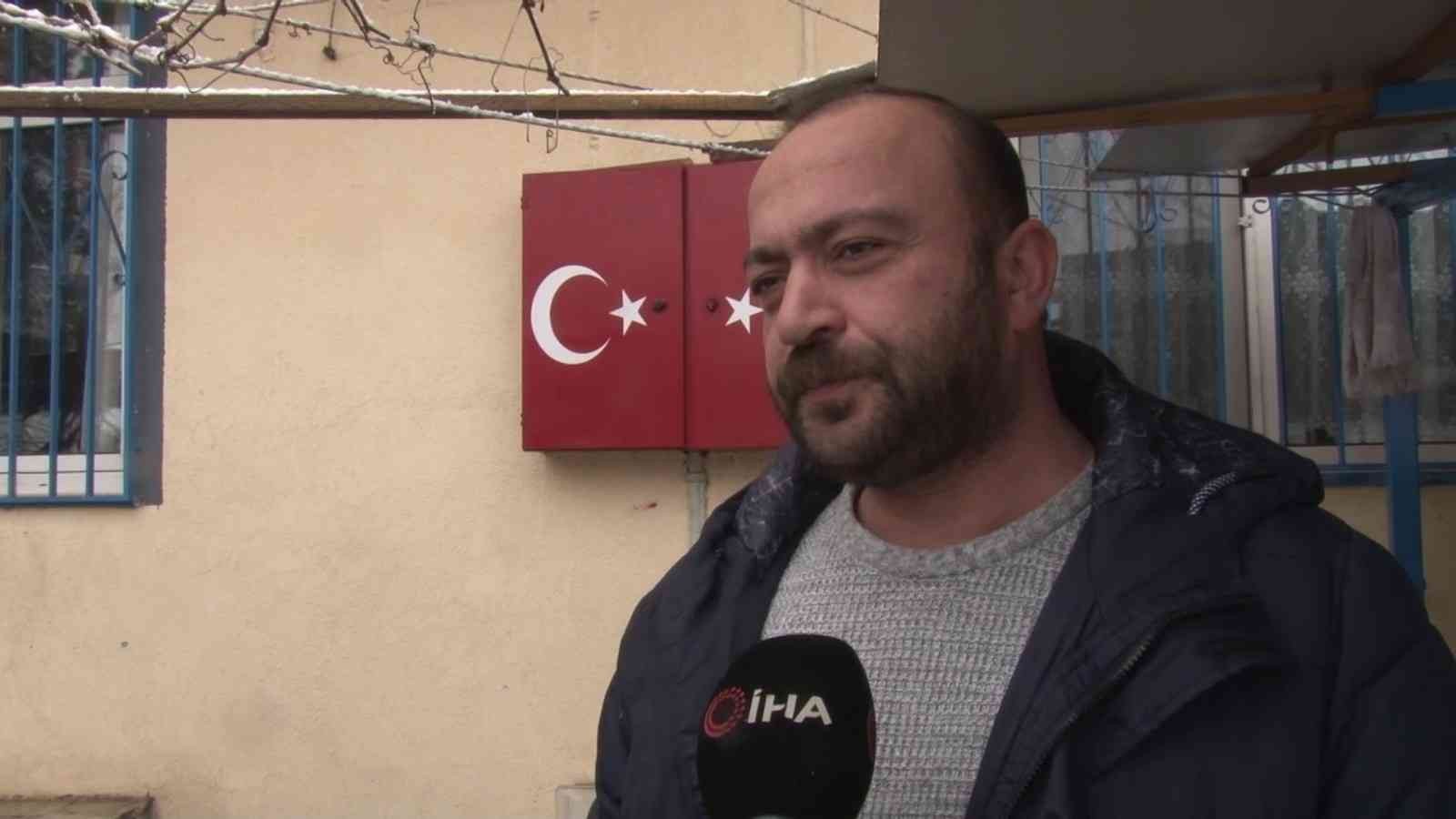 Sultanbeyli’de kar yağışına rağmen kapı önünde ne buldularsa çaldılar Sultanbeyli’de etkili olan kar yağışına aldırış etmeyen şüpheli 3 kadın şahıs soğuk havaya rağmen “çek çek” arabalarıyla sokaktan geçerken kapı ...